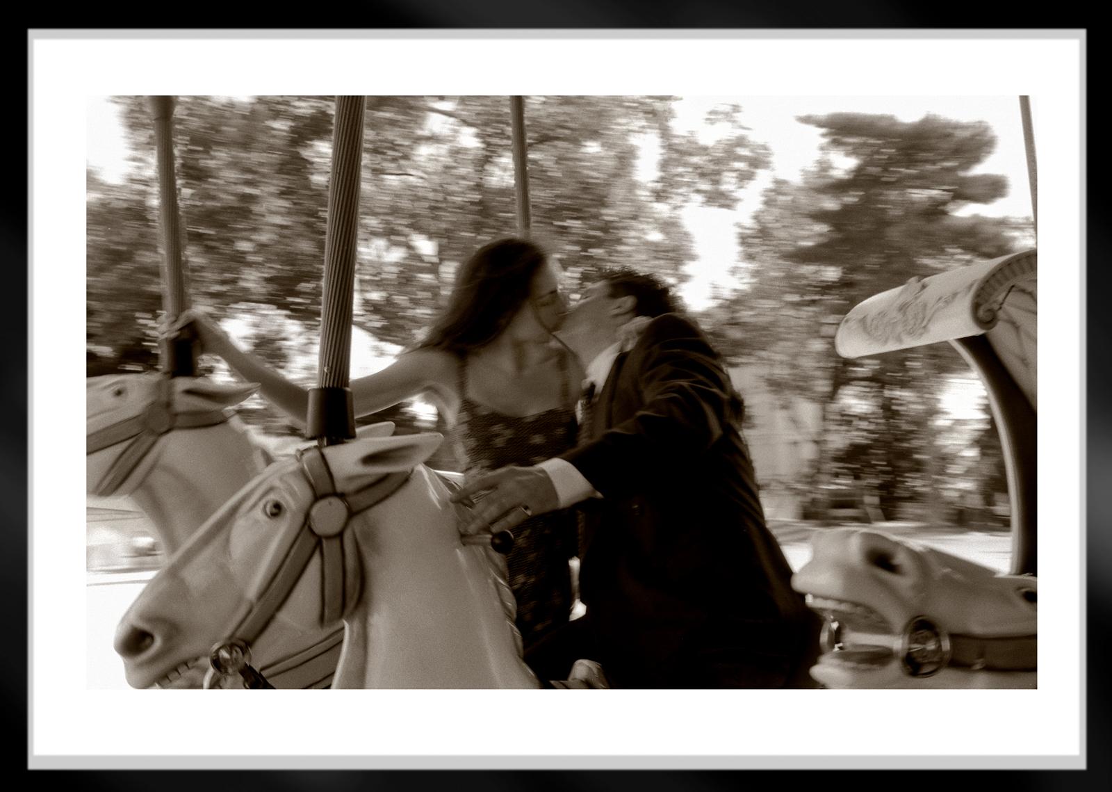 Romantisches Paar – signierter Stillleben-Kunstdruck in limitierter Auflage, Sepia – Photograph von Ian Sanderson