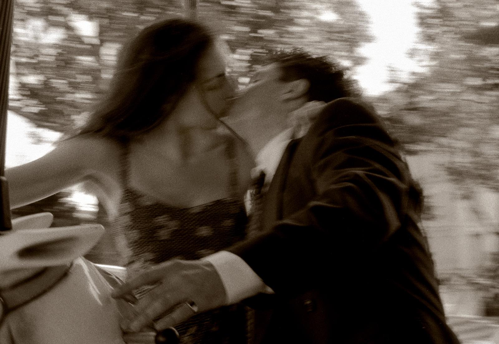 Romantisches Paar – Paris, signierter Kunstdruck in limitierter Auflage, Sepia, Zeitgenössisch (Schwarz), Color Photograph, von Ian Sanderson