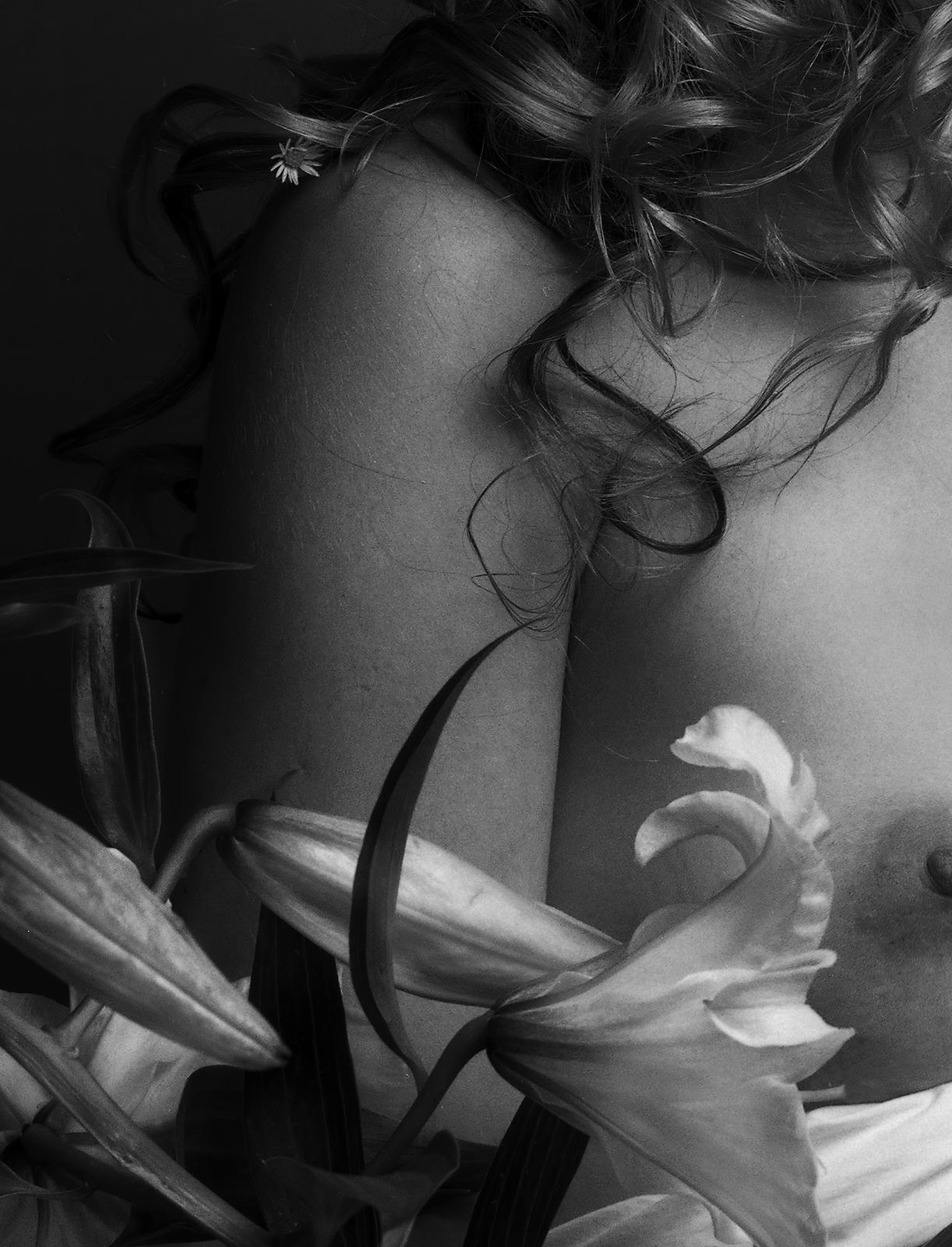 Ruth- Impresión desnuda firmada de edición limitada, Blanco negro Contemporáneo, Romántico - Photograph de Ian Sanderson