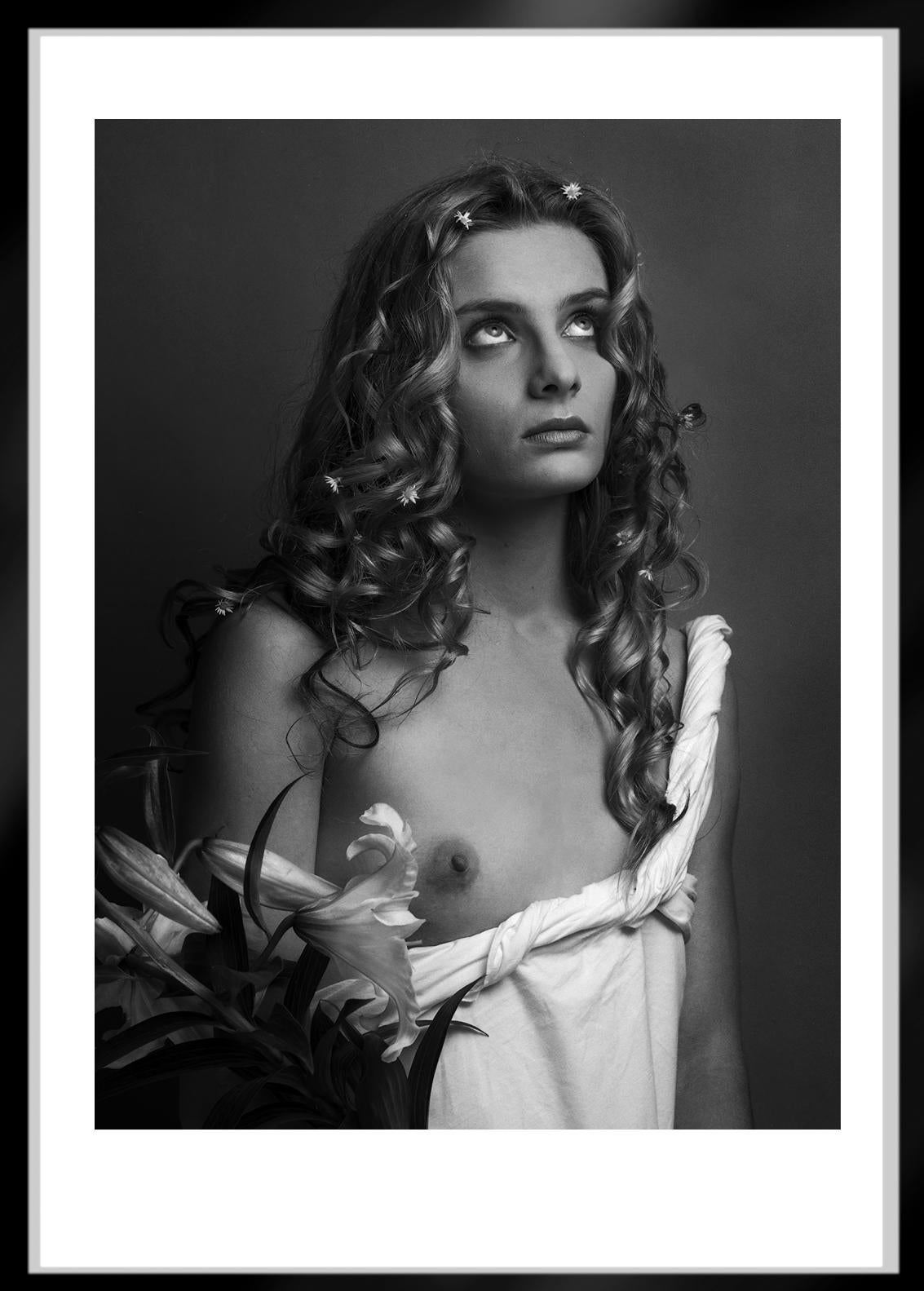 Ruth  - Edición limitada firmada, impresión en pigmento de archivo, 1995   -   Edición de 5

Esta imagen fue captada en película. El negativo se escaneó creando un archivo digital que luego se imprimió en Hahnemühle Photo Rag® Baryta 315 g/m² (papel