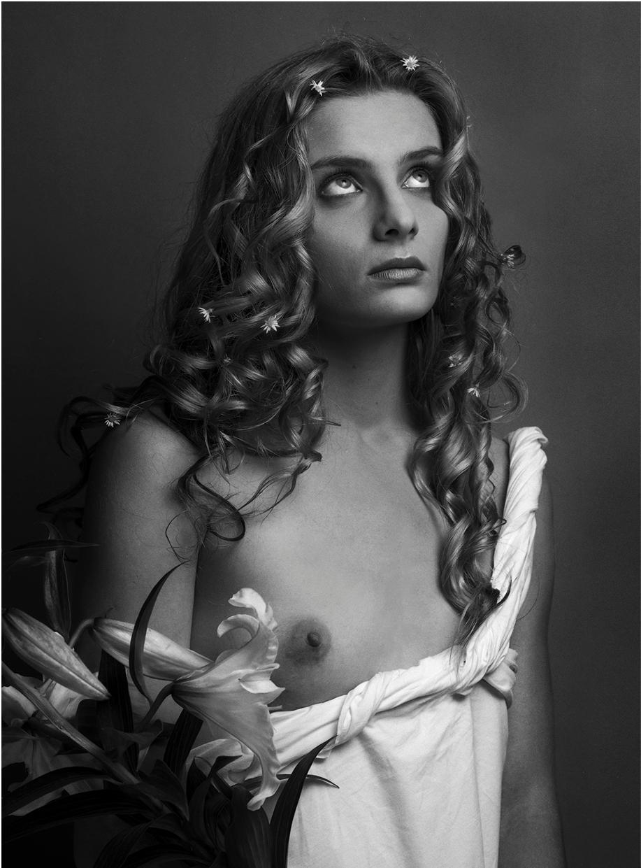 Ian Sanderson Nude Photograph – Ruth – signierter zeitgenössischer Druck in limitierter Auflage, Schwarz-Weiß-Foto, Akt,ligiös