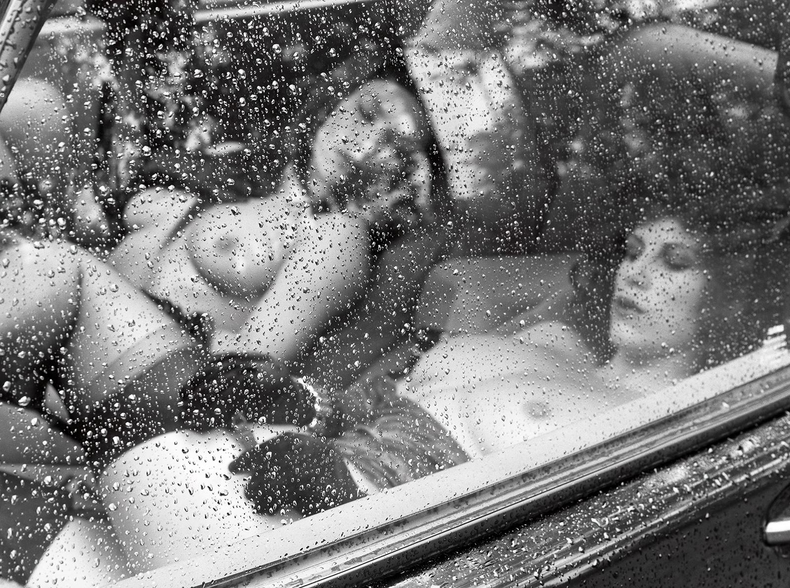 Ian Sanderson Black and White Photograph – Figuratives Foto, Schwarzweiß, Nackte Frauen, Analogue, Sexy Model in Car- Sacha.... 