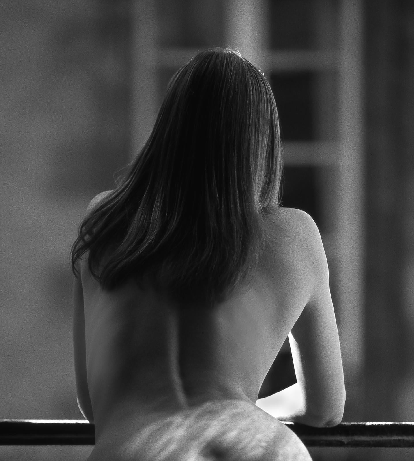 Sandrine 2 - Édition limitée signée d'un tirage aux pigments d'archives  -  Edition de 5
Femme nue de dos à la fenêtre d'un vieil appartement en Bretagne, France. 
Vue sensuelle de ses hanches et de ses fesses qui se balancent.
Provenance :