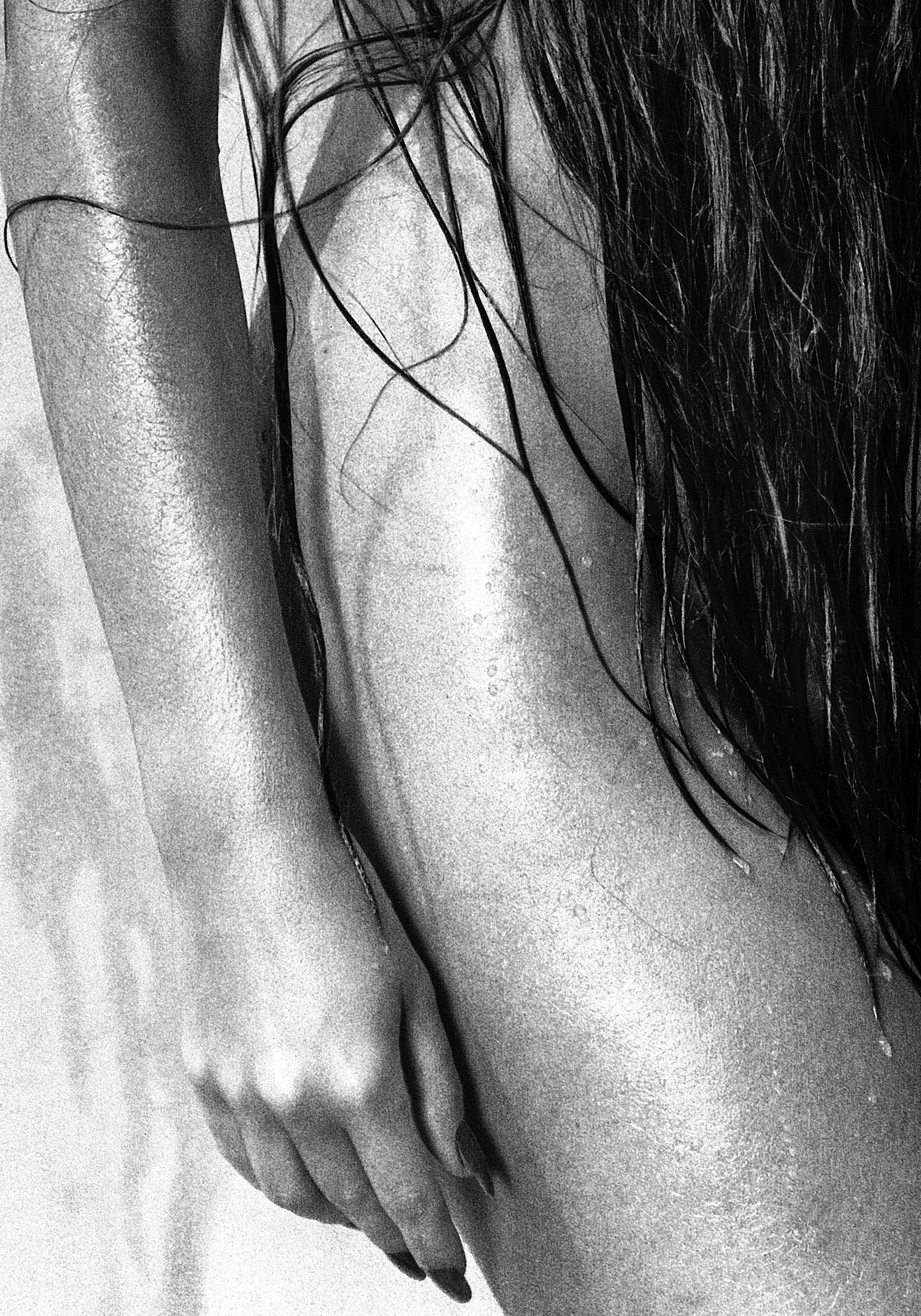 Sarah 2- Signed limited edition nude print, Black white photo, Sexy Contemporary - Gray Figurative Photograph by Ian Sanderson