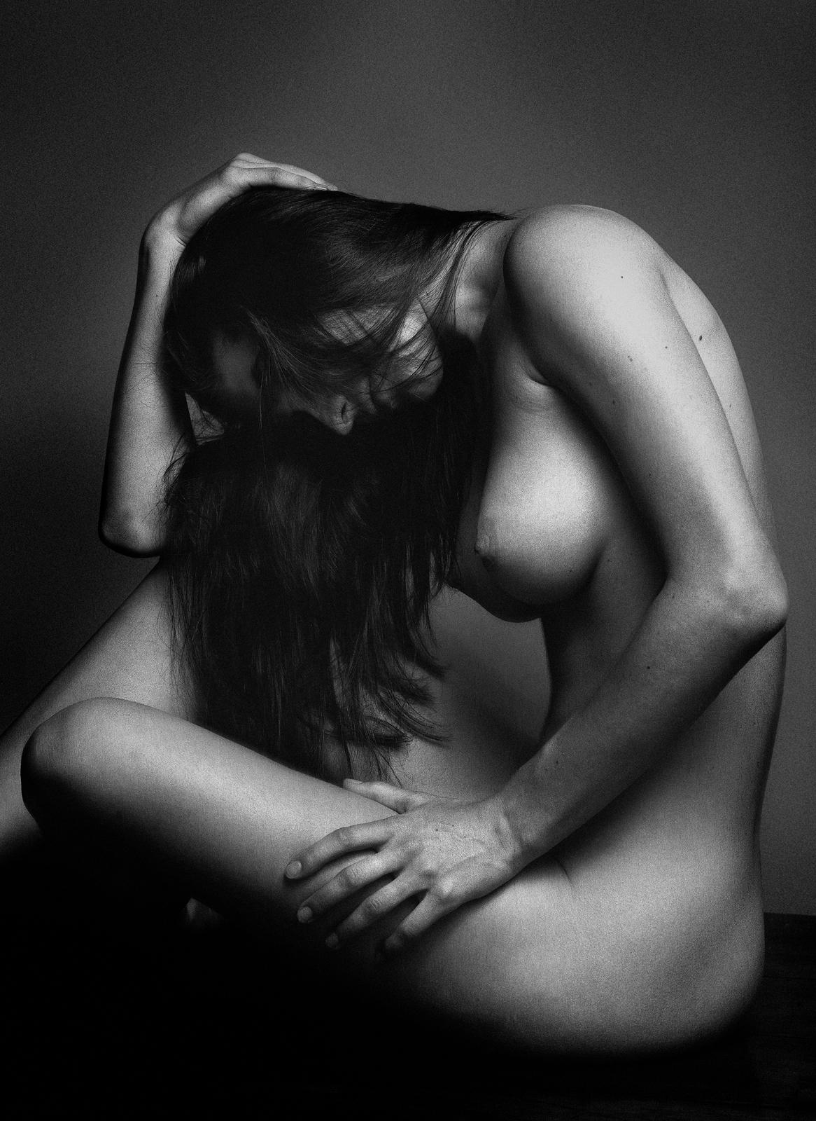 Sophie- Impresión contemporánea firmada de edición limitada, Blanco negro, Mujer desnuda - Black and White Photograph Negro de Ian Sanderson