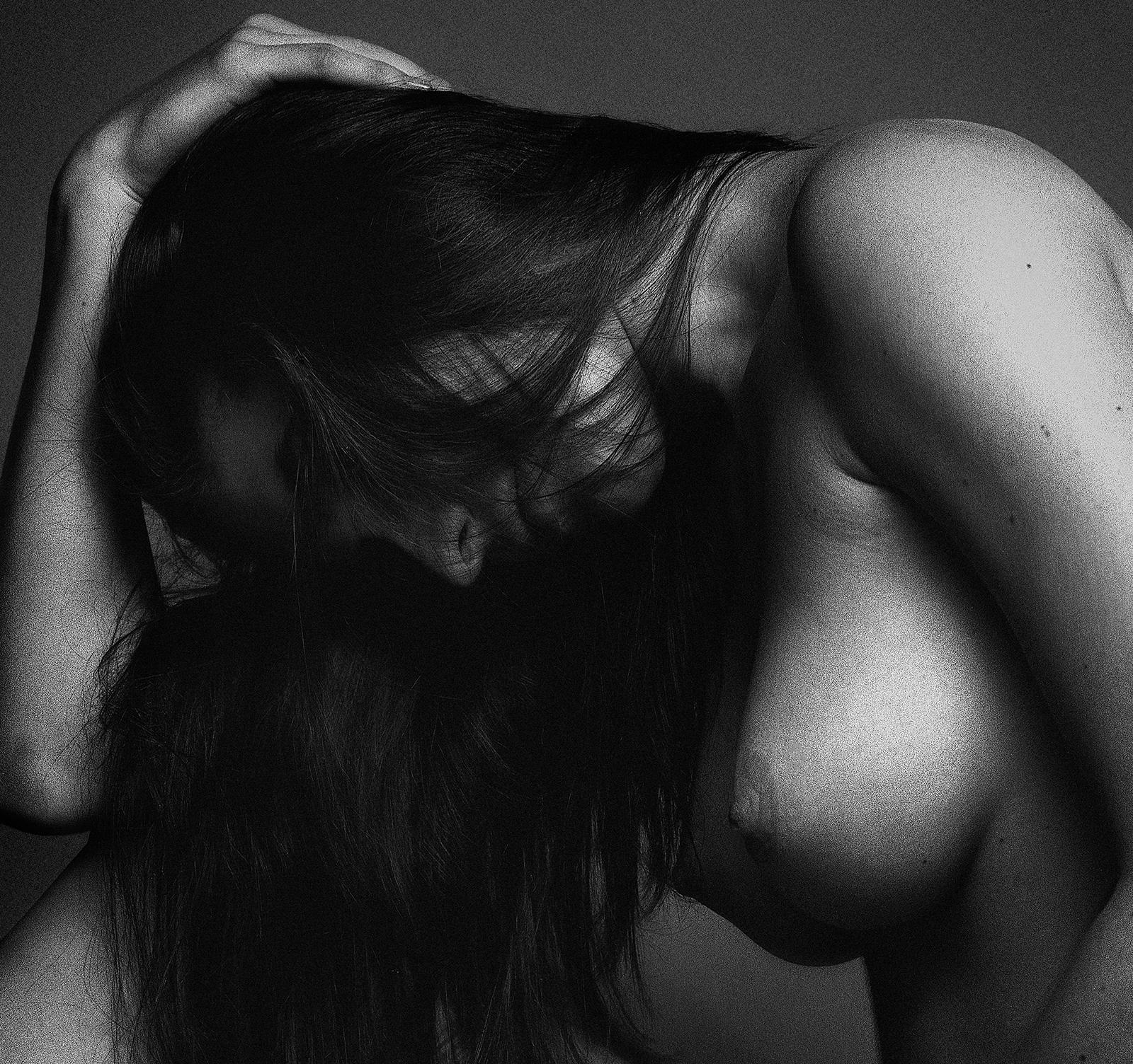 Sophie – signierter zeitgenössischer Druck in limitierter Auflage, Schwarzweiß, Nackte Frau – Photograph von Ian Sanderson