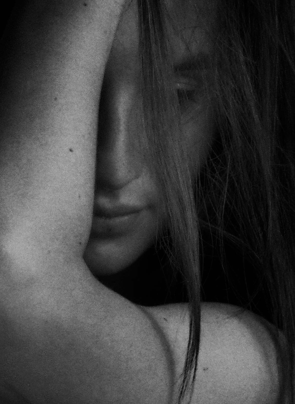 Impression de nu en édition limitée signée Sophie, photo en noir et blanc, surdimensionnée, contemporaine - Photograph de Ian Sanderson