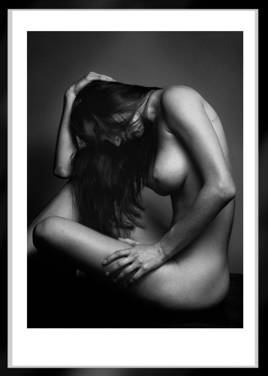 Sophie – signierter Aktdruck in limitierter Auflage, schwarz-weiß,Sexuell, zeitgenössisch (Schwarz), Black and White Photograph, von Ian Sanderson
