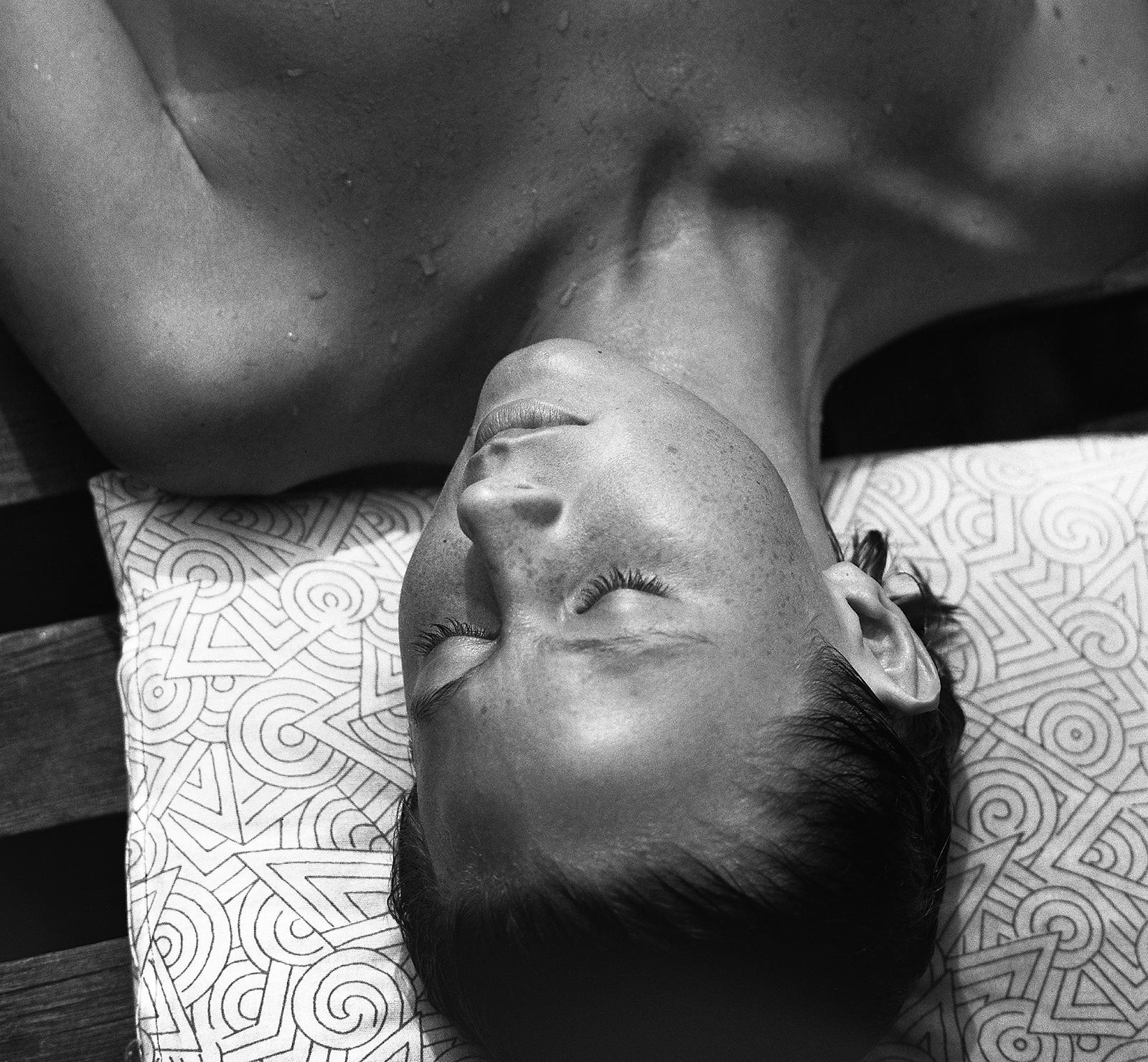 Summer 85 - Edition limitée photo de nu, Graphic, Sensual woman, Contemporary - Photograph de Ian Sanderson