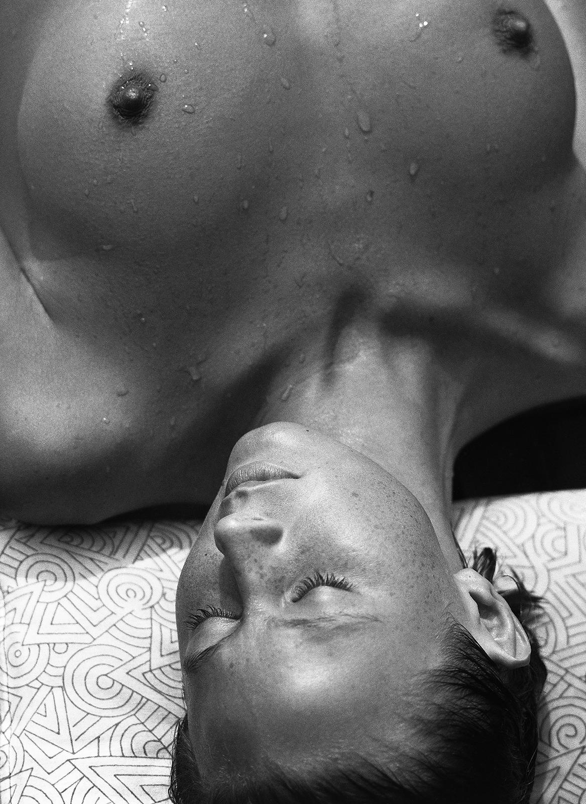 Summer 85 - Edition limitée photo de nu, Graphic, Sensual woman, Contemporary - Noir Nude Photograph par Ian Sanderson