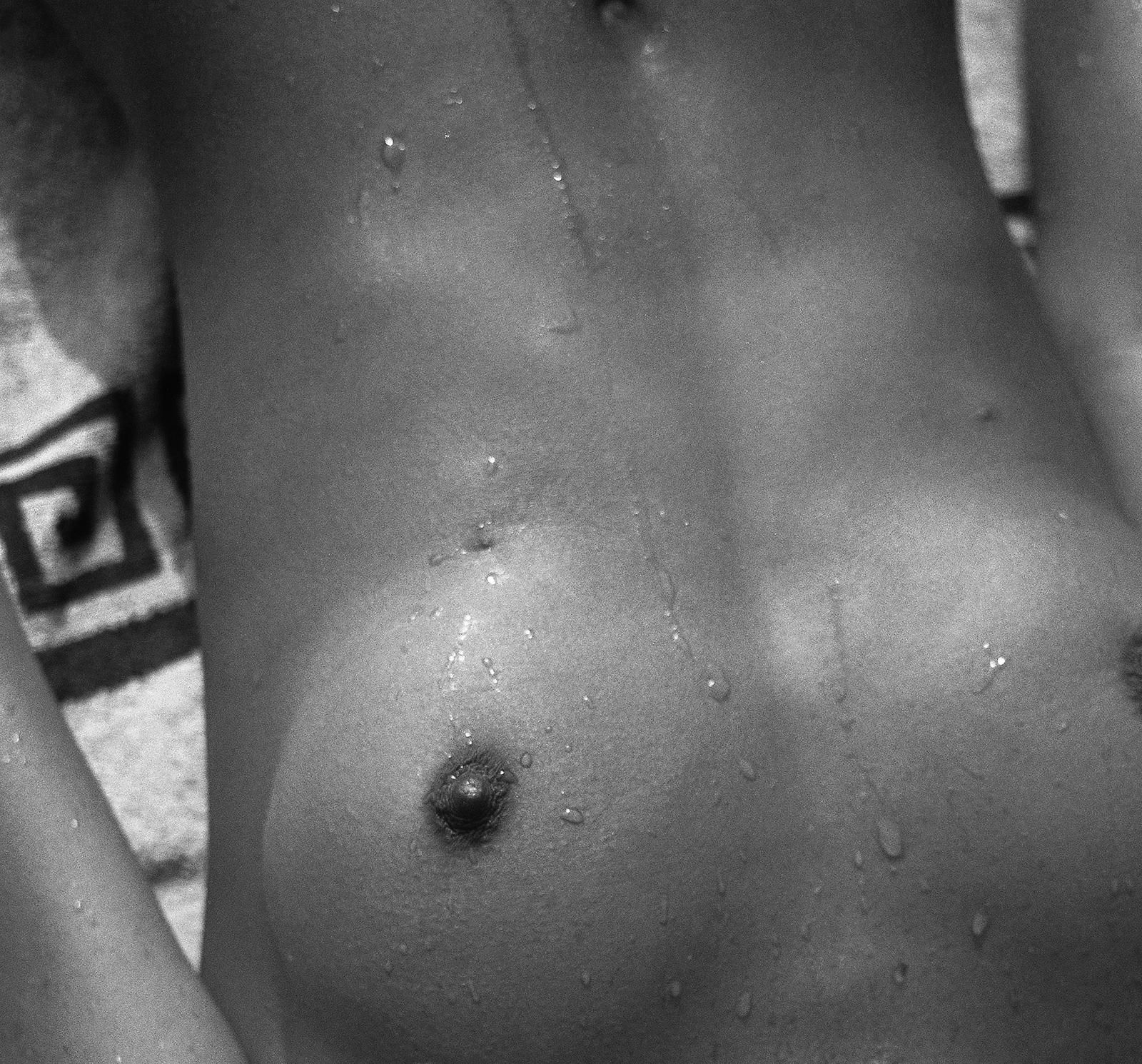Sommer 85 - Limitierte Auflage sinnliches Foto, Contemporary Schwarz-Weiß, Figurativ (Zeitgenössisch), Photograph, von Ian Sanderson