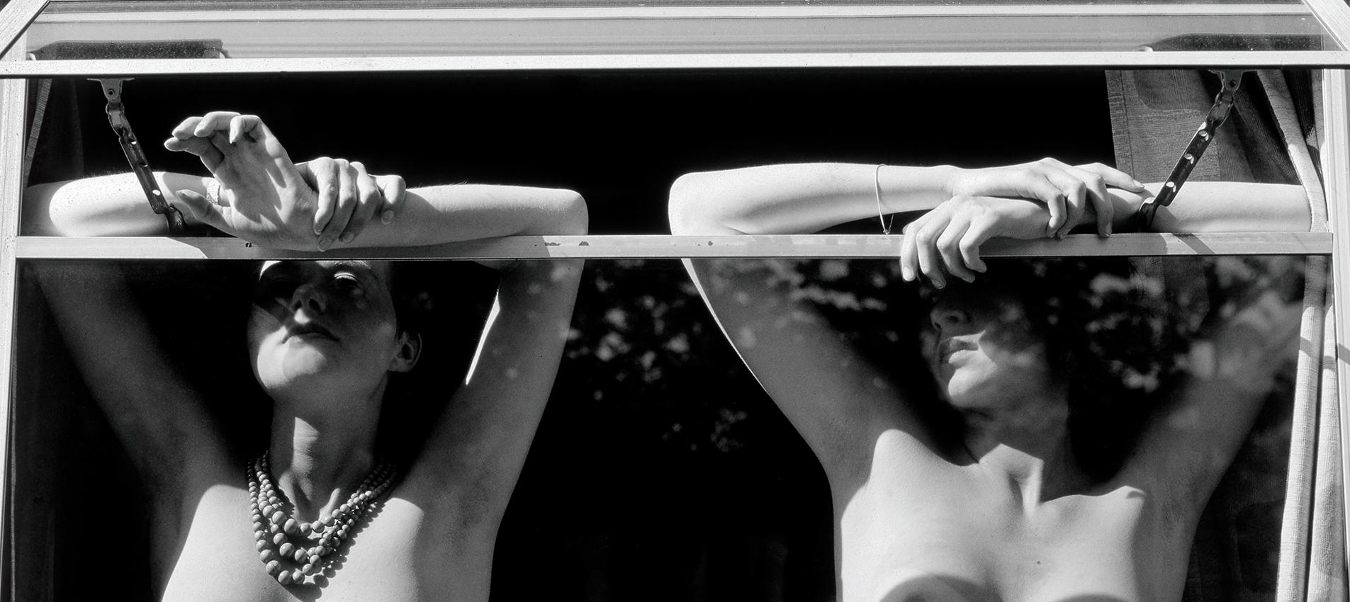 Verano 87 - Foto desnudo edición limitada, Analógico, Mujeres carismáticas sensuales, Arte - Nude Photograph Negro de Ian Sanderson
