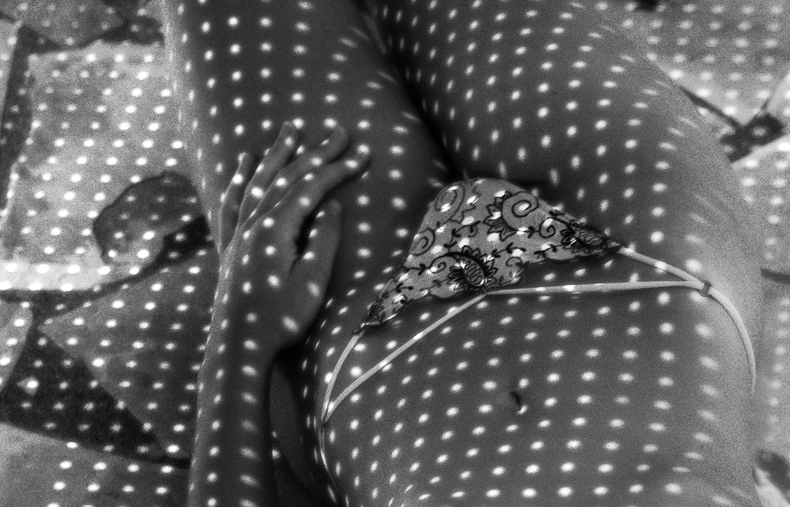 Macchie di sole - Stampa artistica di nudo firmata in edizione limitata, bianco nero, oversize, sensuale e sexy - Photograph di Ian Sanderson