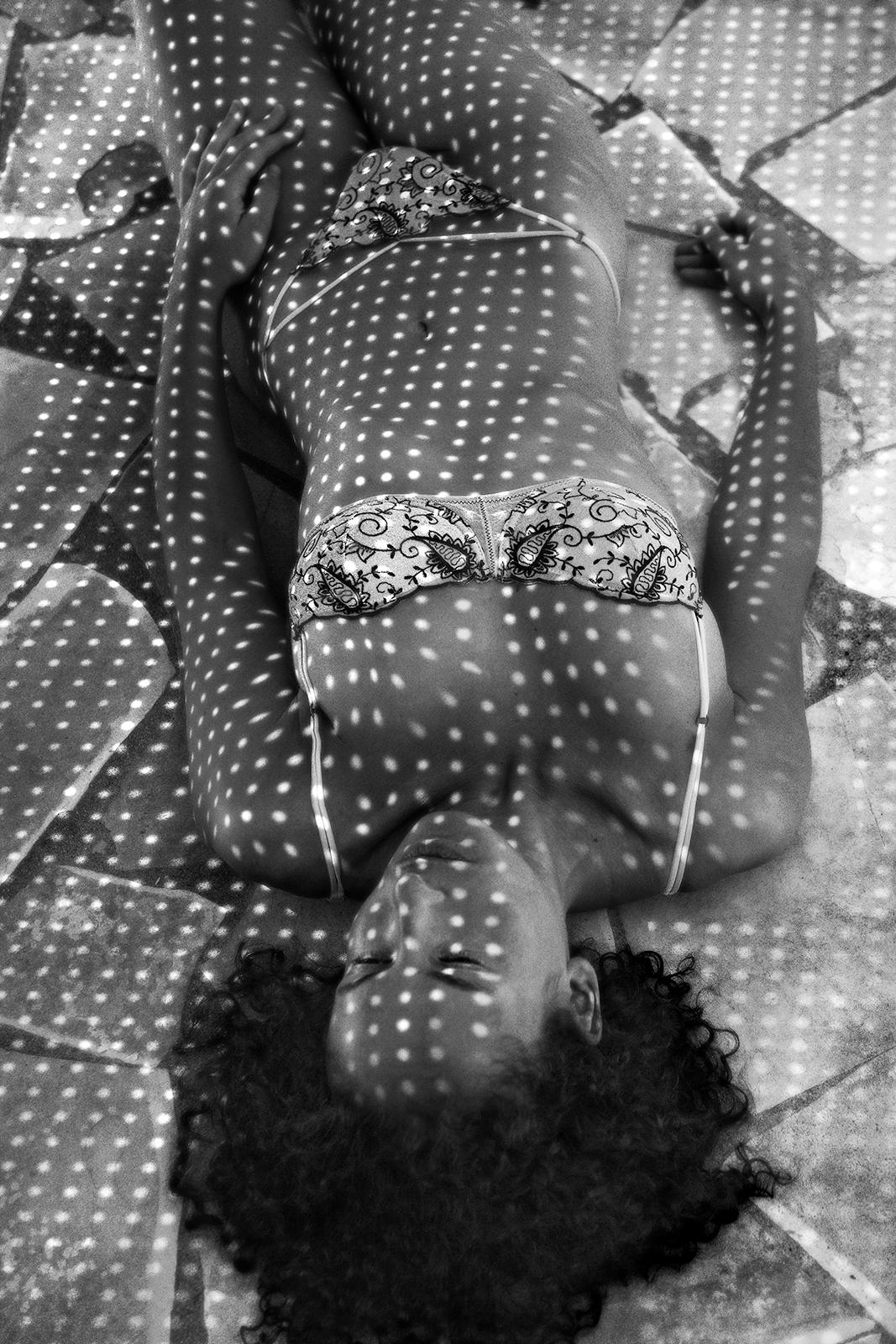 Sonnenflecken – signierter Kunstdruck in limitierter Auflage, schwarz-weißes Foto,Sexuell, zeitgenössisch (Schwarz), Black and White Photograph, von Ian Sanderson