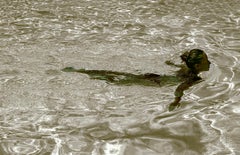 Nager - Tirage contemporain signé en édition limitée, Piscine, Photo figurative en couleur