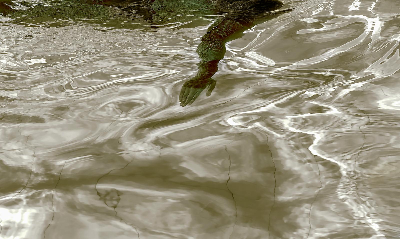 Schwimmen- Kostenloser Versand-Signierte limitierte Auflage Stillleben Druck, POOL, Contemporary  (Zeitgenössisch), Photograph, von Ian Sanderson