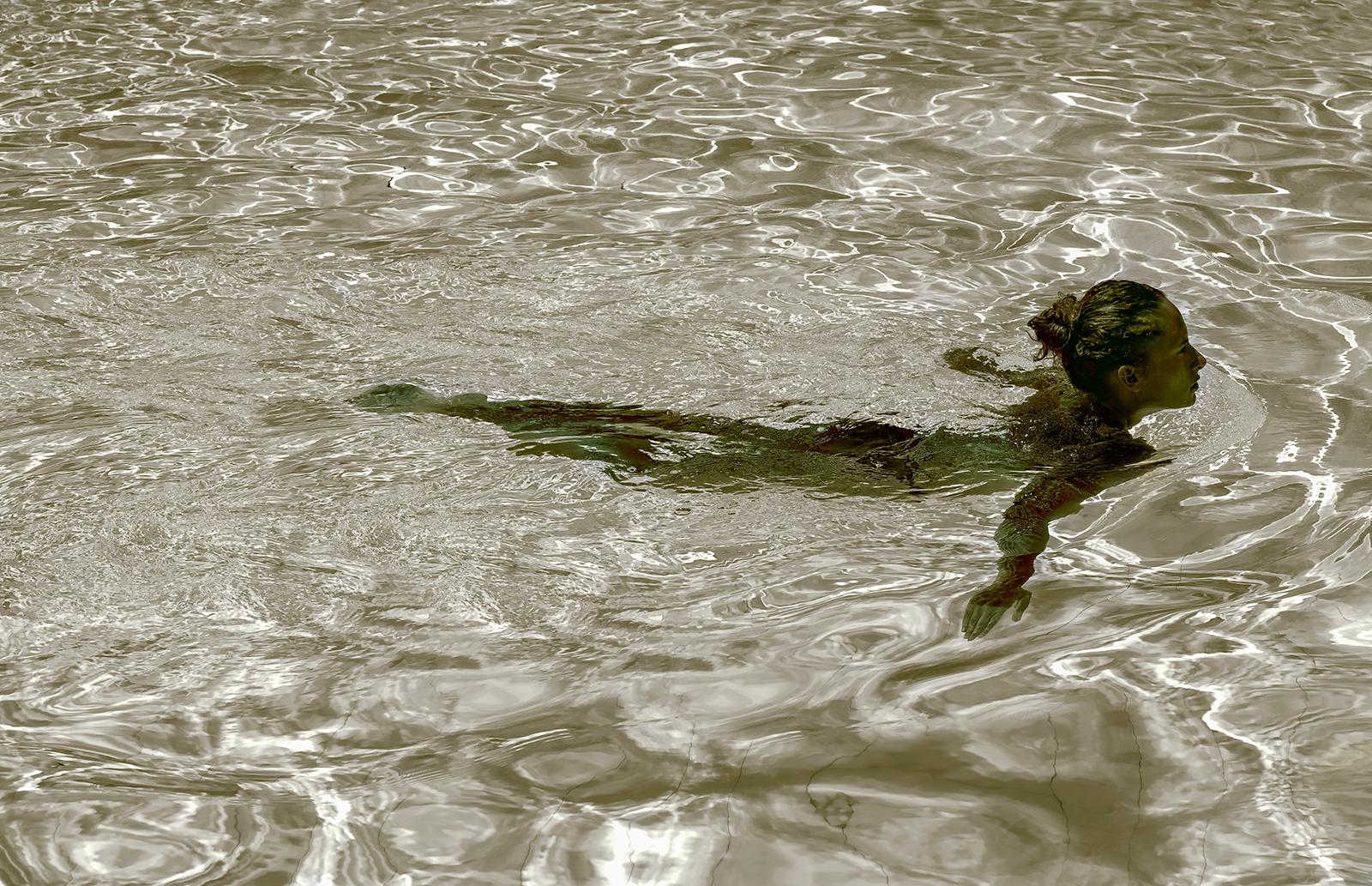 Ian Sanderson Figurative Photograph – Swim - Signierter zeitgenössischer Druck in limitierter Auflage, Farbfoto POOL, figurativ