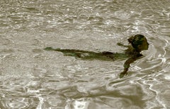 Swim - Signierter zeitgenössischer Druck in limitierter Auflage, Farbfoto POOL, figurativ