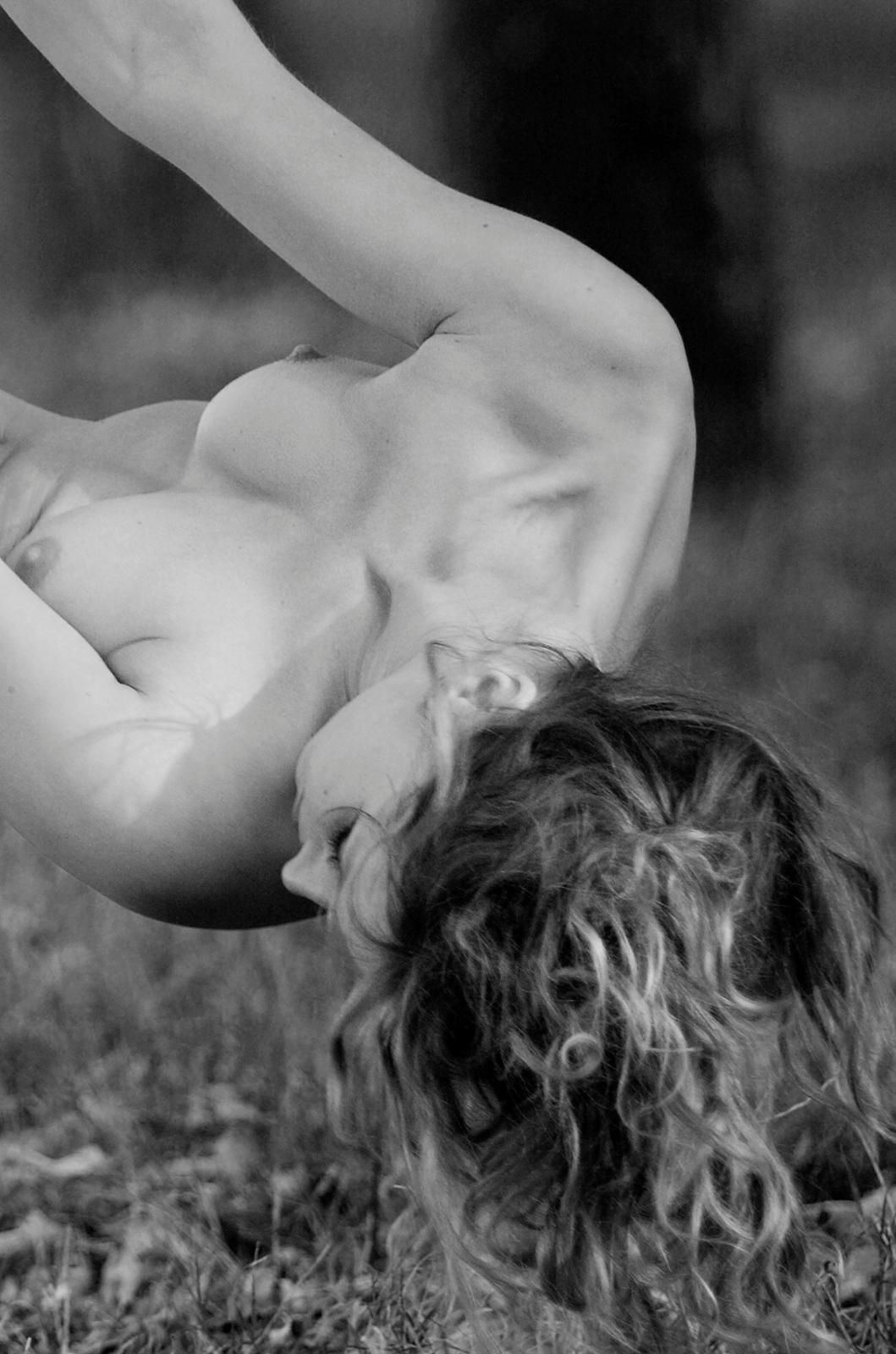 Édition limitée signée d'un dessin de nu, Noir et blanc, Sensuel, Contemporain - Swing - Photograph de Ian Sanderson