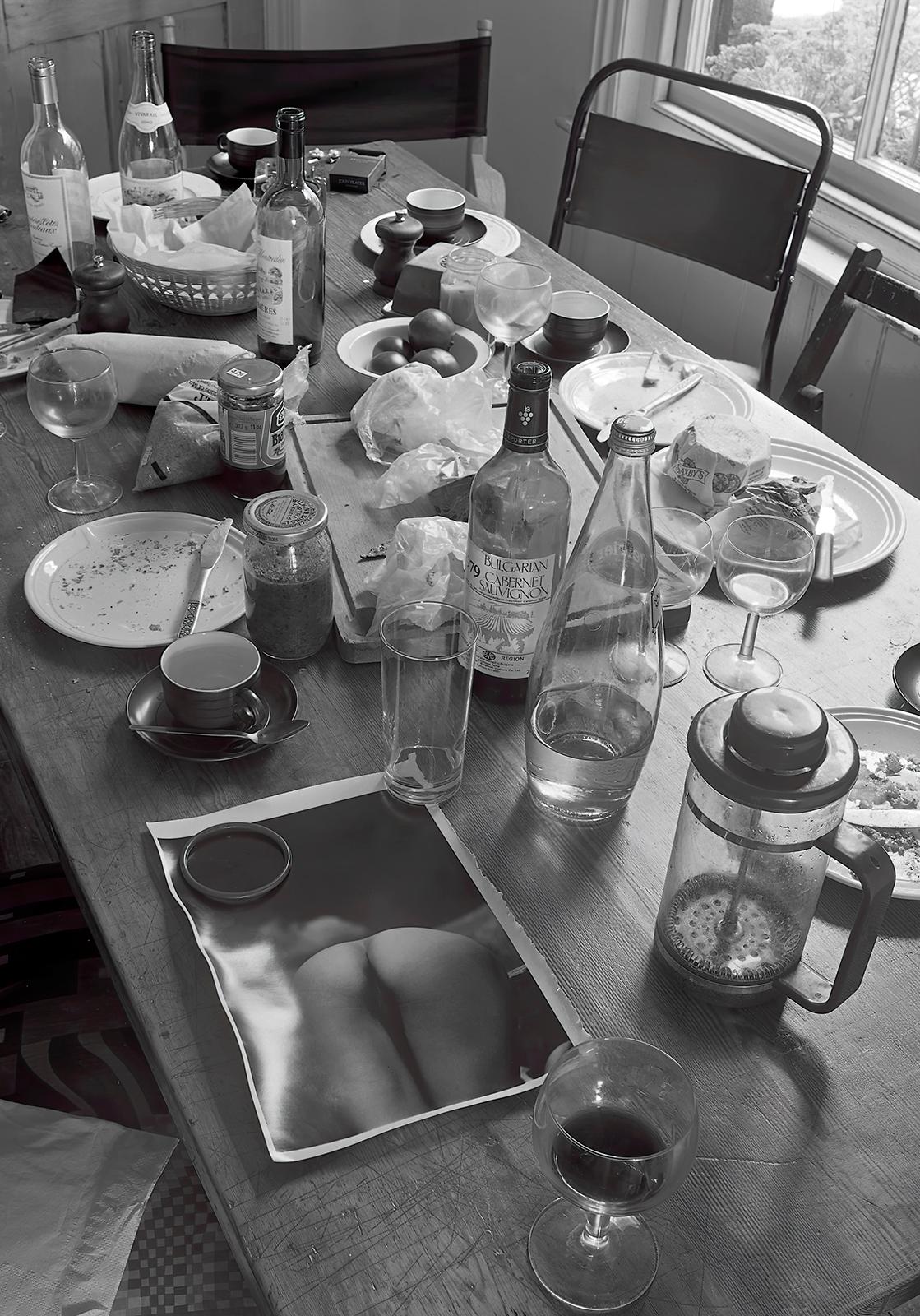 Table Top - Signierter Stillleben-Druck in limitierter Auflage, Schwarz-Weiß, Contemporary  – Photograph von Ian Sanderson