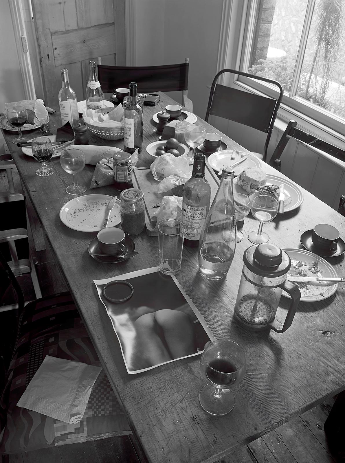 Sobremesa -Firma de edición limitada de impresión artística Fotografía en blanco y negro, Contemporáneo - Black and White Photograph Gris de Ian Sanderson