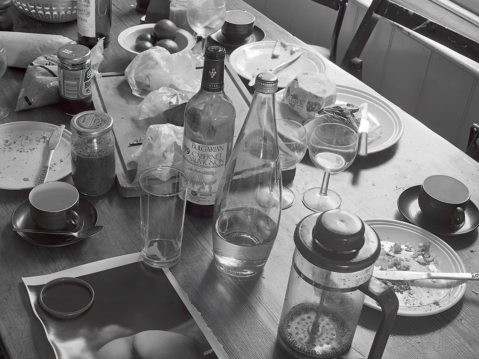 Table Top - Signierter Stillleben-Druck in limitierter Auflage, Schwarz-Weiß, Contemporary  (Grau), Black and White Photograph, von Ian Sanderson