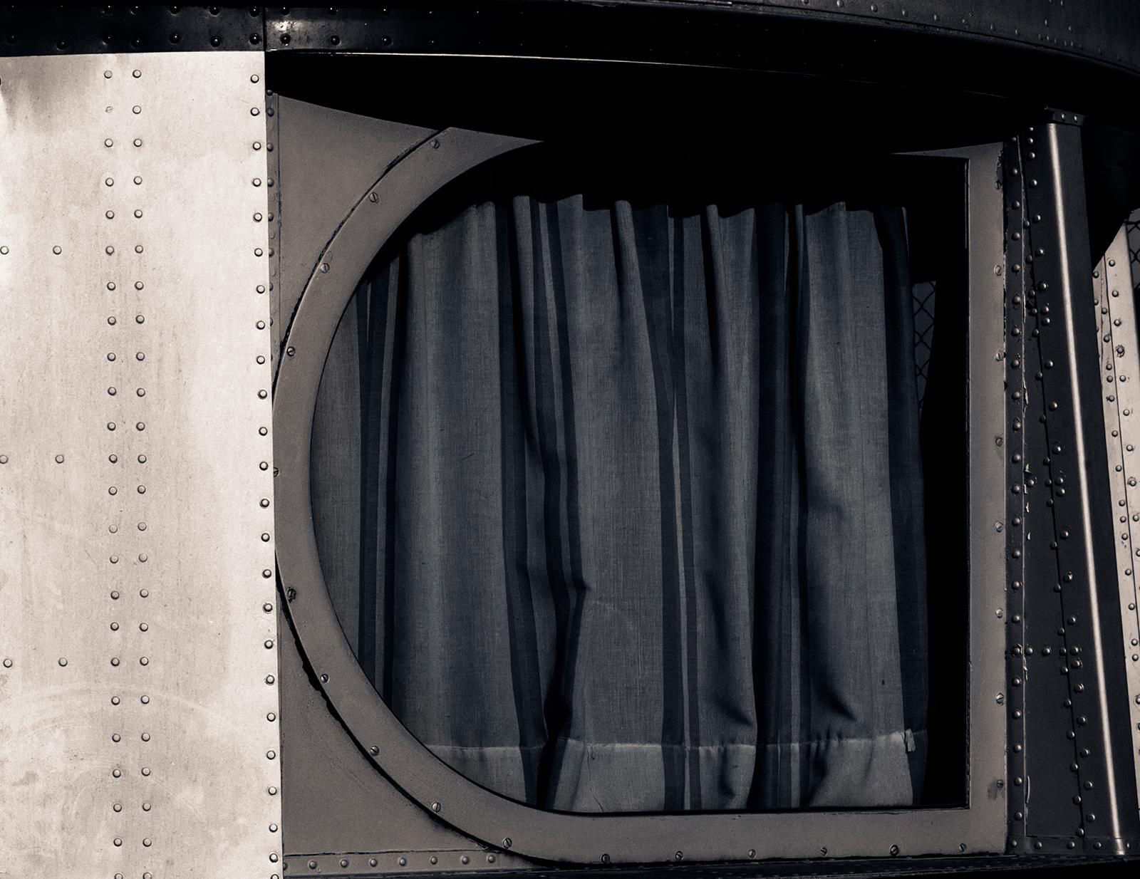 Train-Signierter Kunstdruck in limitierter Auflage, Transport, Übergroßes Stillleben (Schwarz), Still-Life Photograph, von Ian Sanderson