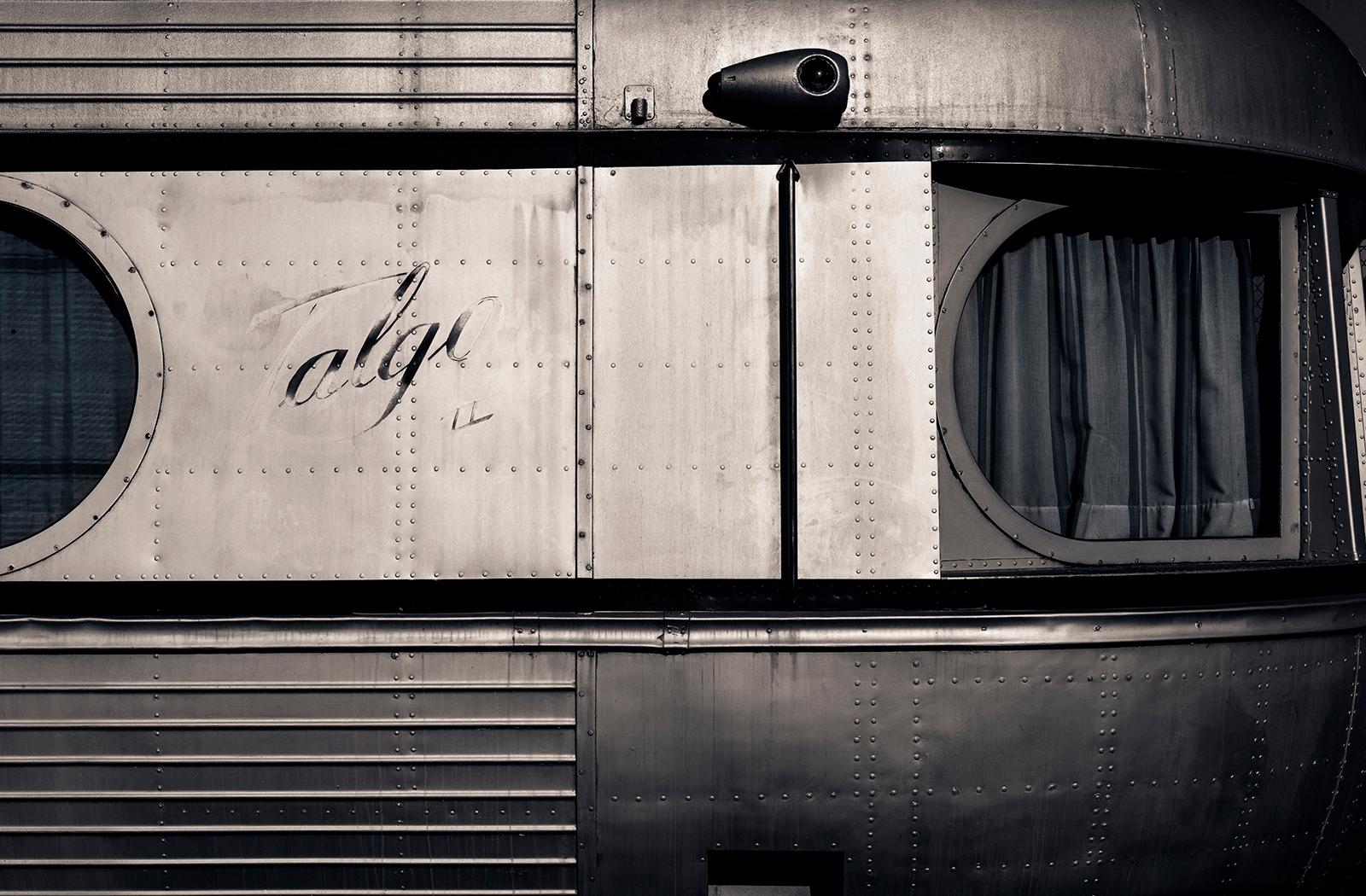 Ian Sanderson Still-Life Photograph – Train – signierter Kunstdruck in limitierter Auflage, Transport, Stillleben in Übergröße