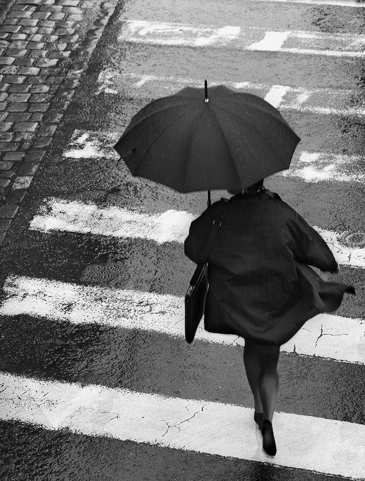 Ombrello - Stampa firmata in edizione limitata di natura morta, bianco nero, Donna che corre - Photograph Contemporaneo di Ian Sanderson