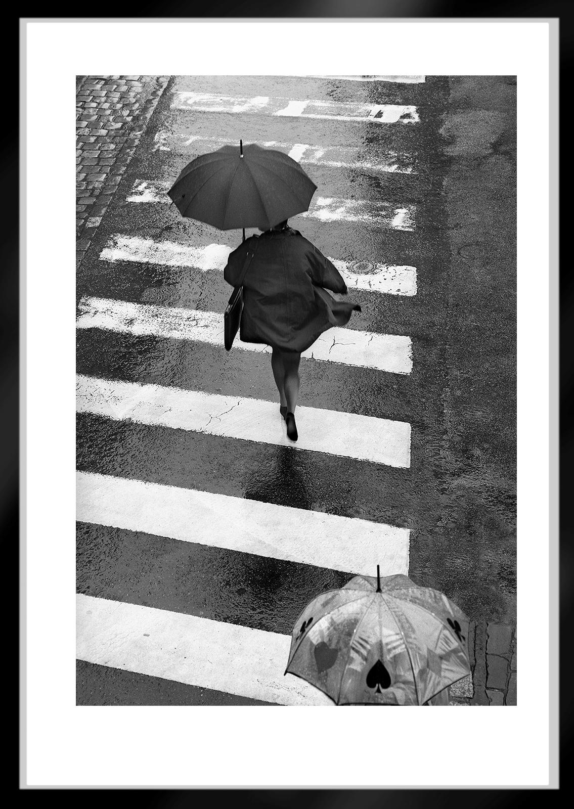 Ombrello - Stampa firmata in edizione limitata di natura morta, bianco nero, Donna che corre - Black and White Photograph Nero di Ian Sanderson