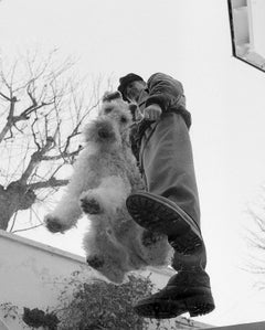 Up in the Air - Signierter Kunstdruck in limitierter Auflage, Zeitgenössischer Hund mit Mann
