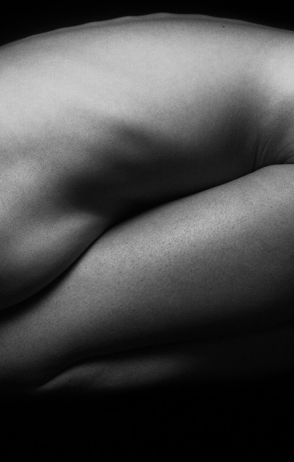 Valérie-Tirage d'art en édition limitée signé, photo carrée noir et blanc, Sensuelle - Contemporain Photograph par Ian Sanderson