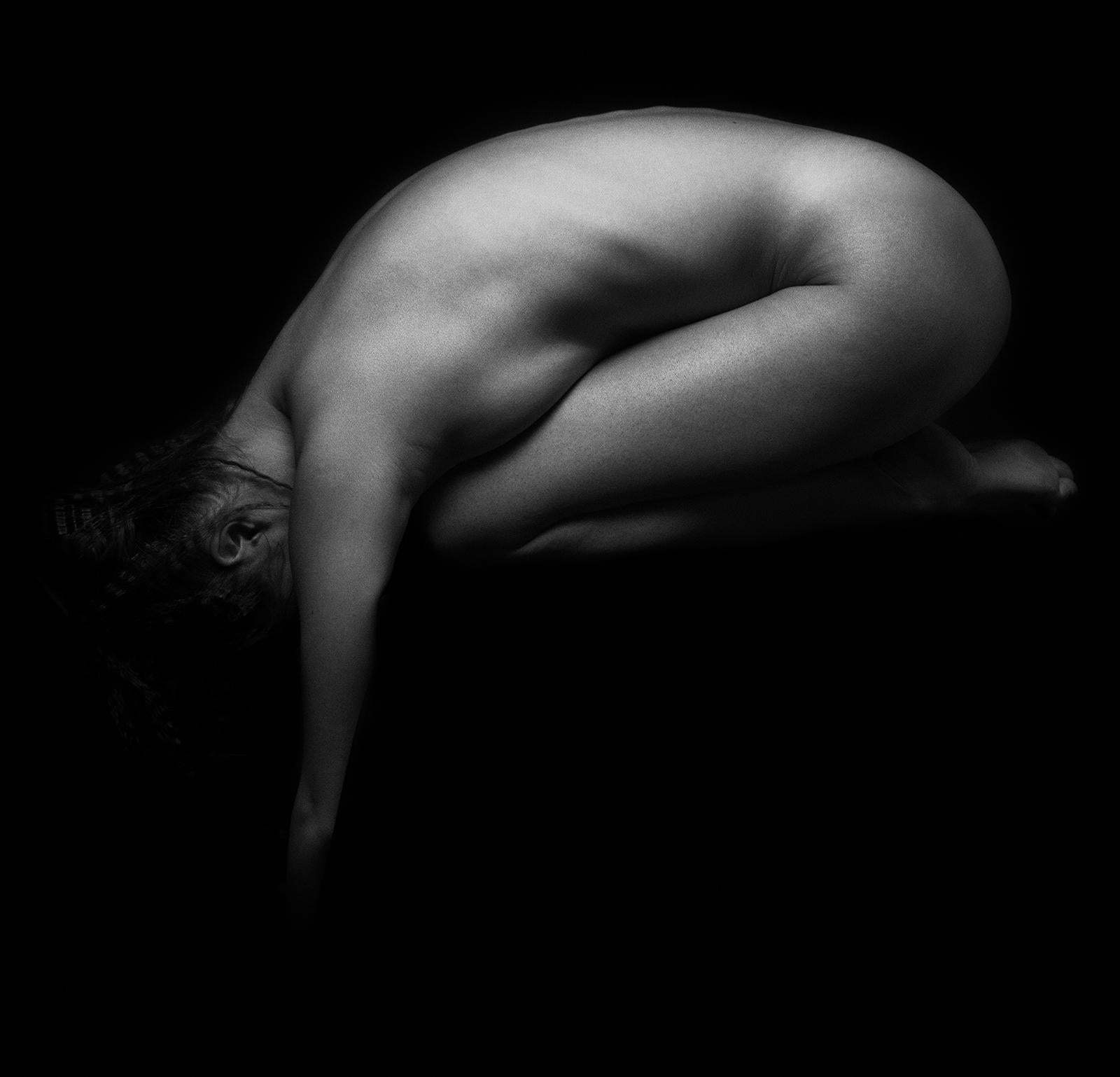 Ian Sanderson Nude Photograph – Valérie-Signierter Kunstdruck in limitierter Auflage, Schwarzweißes quadratisches Foto, Sensual