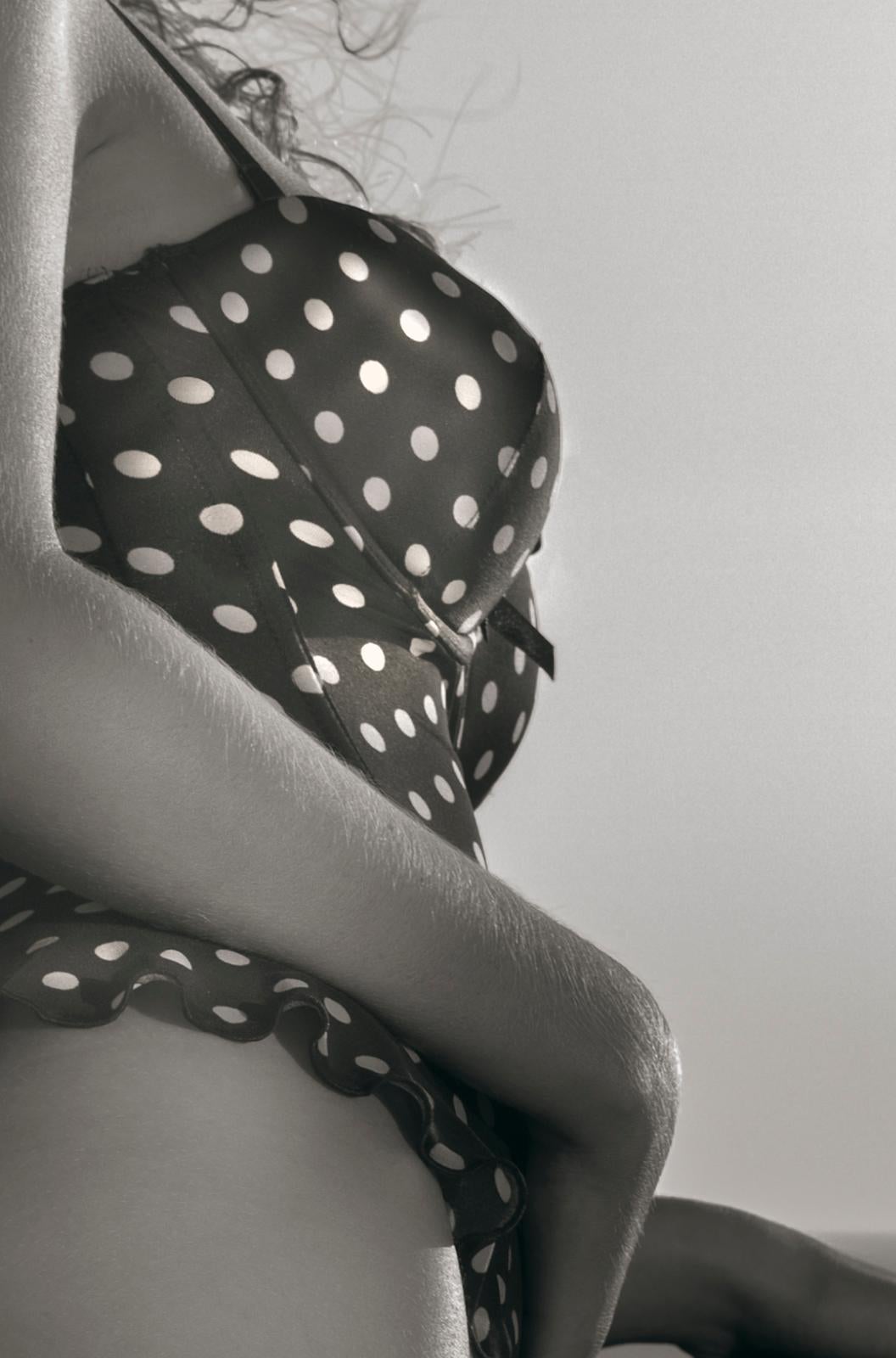 Carla - Impresión artística de modelo firmada de edición limitada, Foto contemporánea, Sensual, Negra. - Photograph Contemporáneo de Ian Sanderson