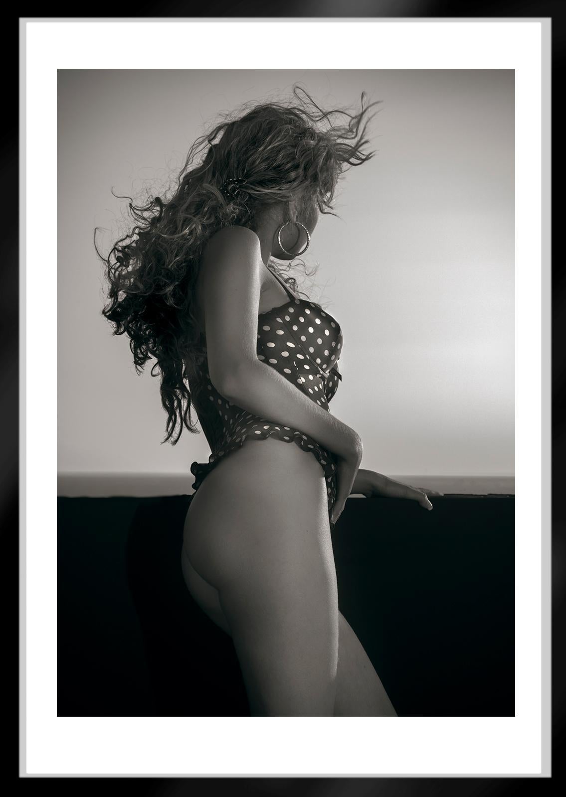 Carla- Signierter Kunstdruck in limitierter Auflage, Schwarz-Weiß-Foto, Sexy, Contemporary im Angebot 1