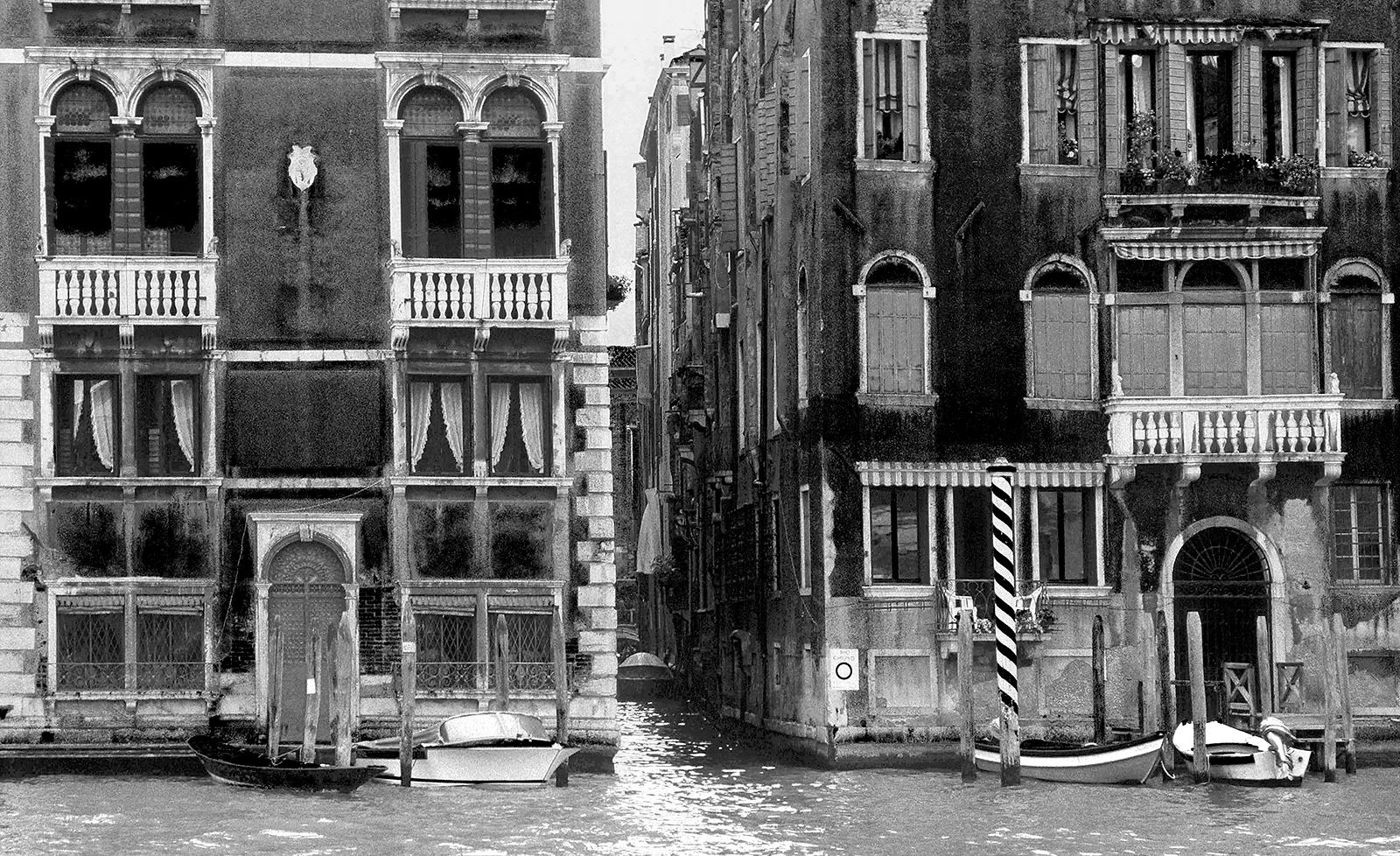 Venice 2- Signed limited edition contemporary print, Black white photo, City Italy - Photograph by Ian Sanderson