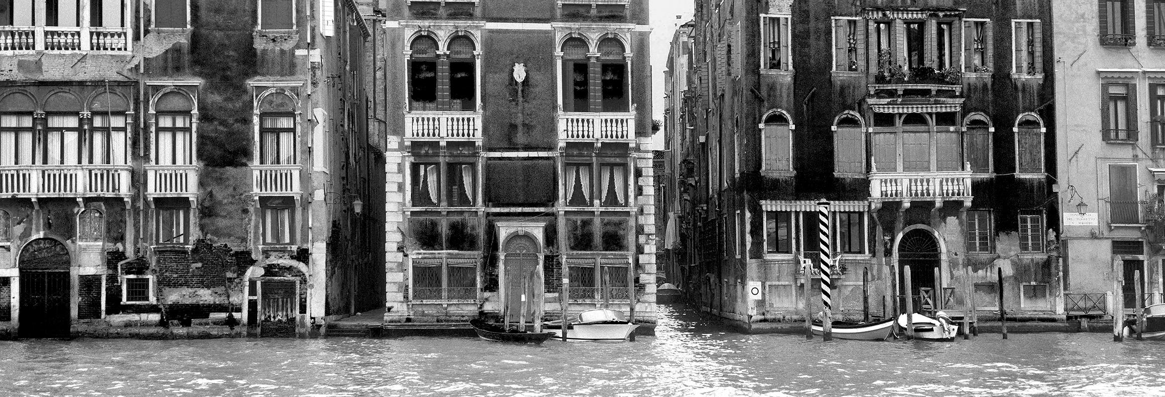 Ian Sanderson Black and White Photograph – Venice 2 – signierter zeitgenössischer Druck in limitierter Auflage, Schwarz-Weiß-Foto, Stadt