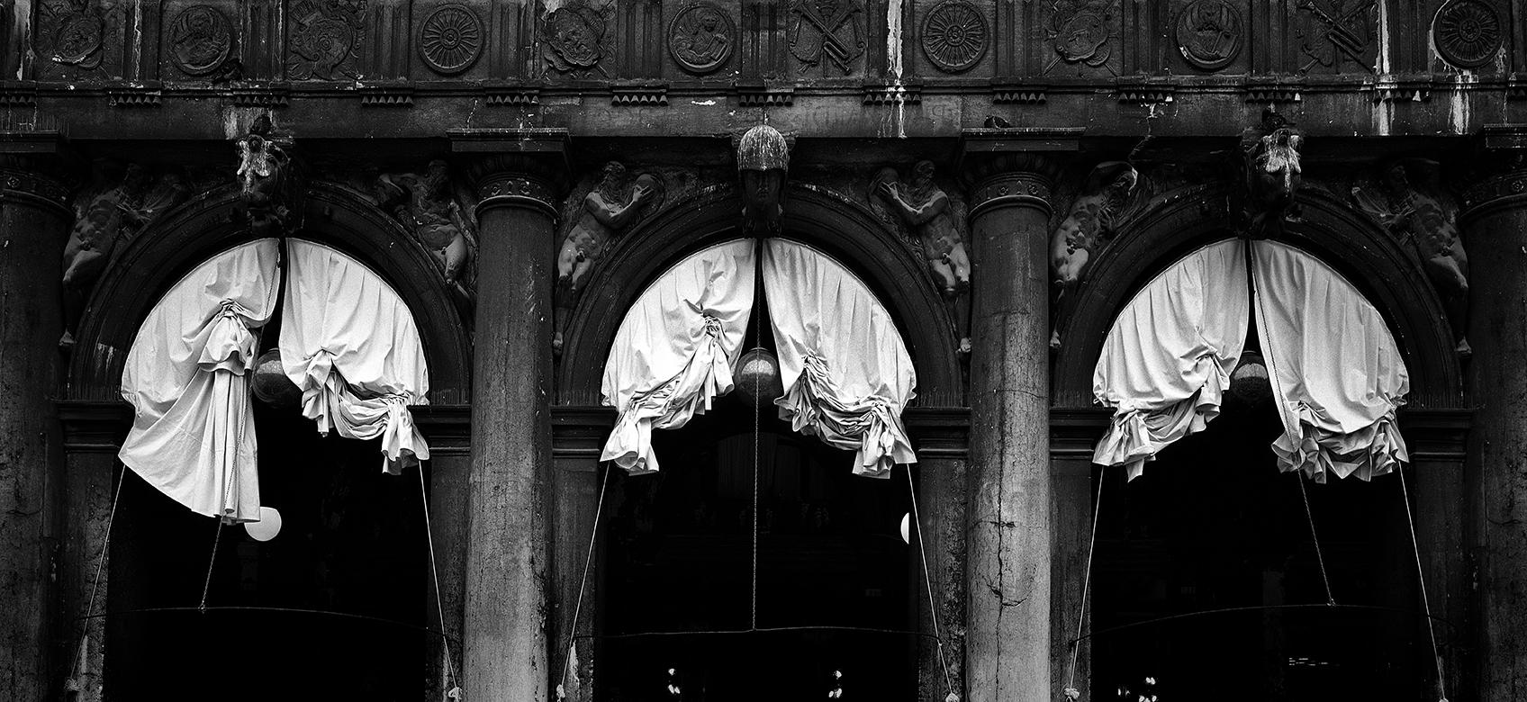 Venise - Gravure de paysage signée en édition limitée, noir et blanc, Contemporary Archi - Noir Black and White Photograph par Ian Sanderson