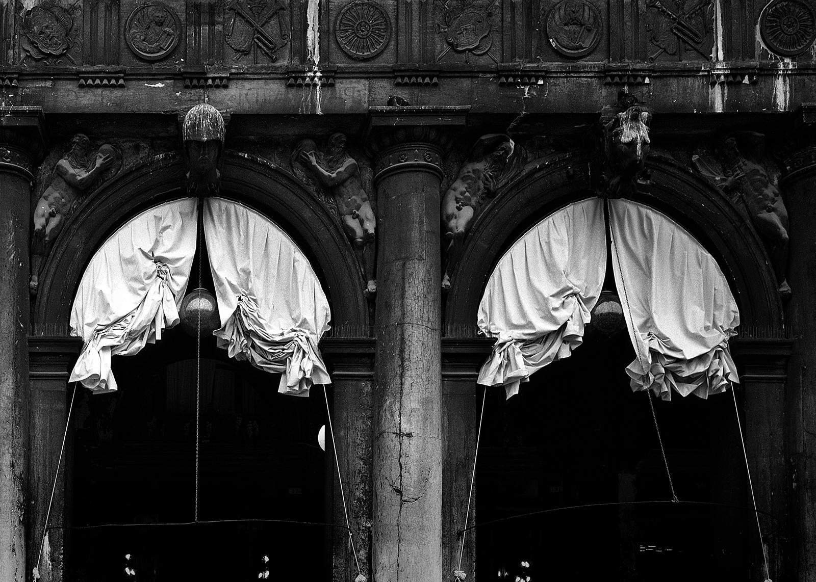 Venecia - Impresión de paisaje firmada en edición limitada, Oversize Contemporary Archi - Photograph de Ian Sanderson