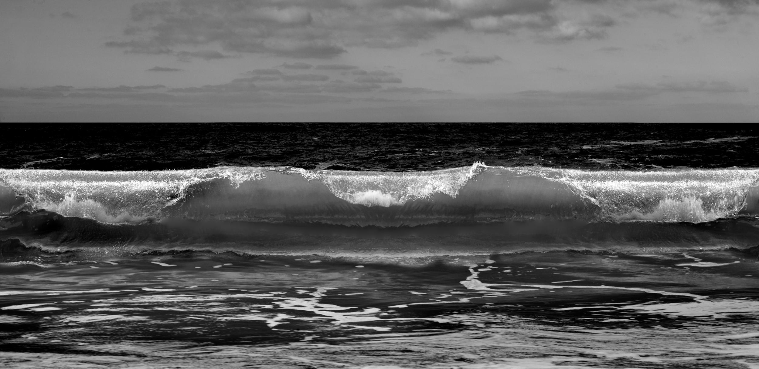 Nature morte en forme de vague signée en édition limitée, photo en noir et blanc, mer, contemporaine