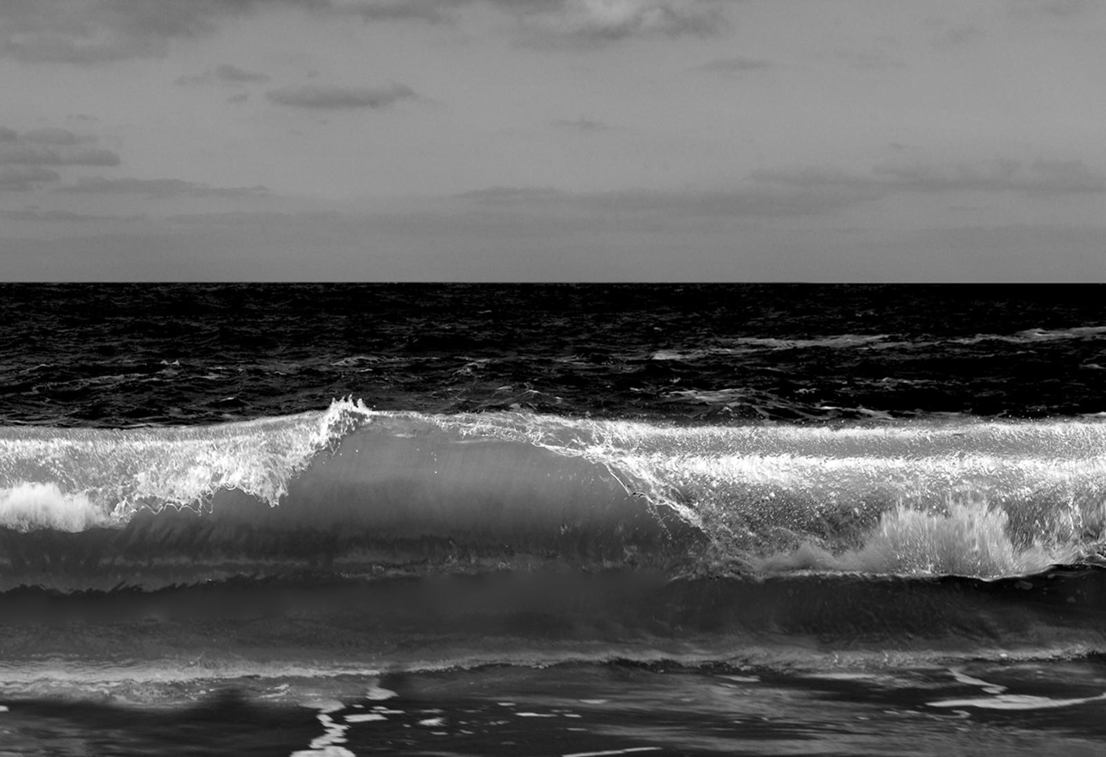 Tirage Wave signé en édition limitée, blanc cassé, mouvement, mer, espace naturel - Gris Landscape Photograph par Ian Sanderson