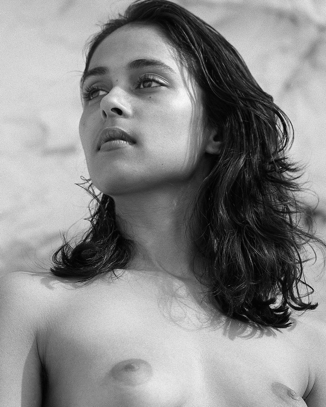 Zarina – signierter Aktdruck in limitierter Auflage, schwarz-weißes Foto, ungewöhnliches Modell – Photograph von Ian Sanderson