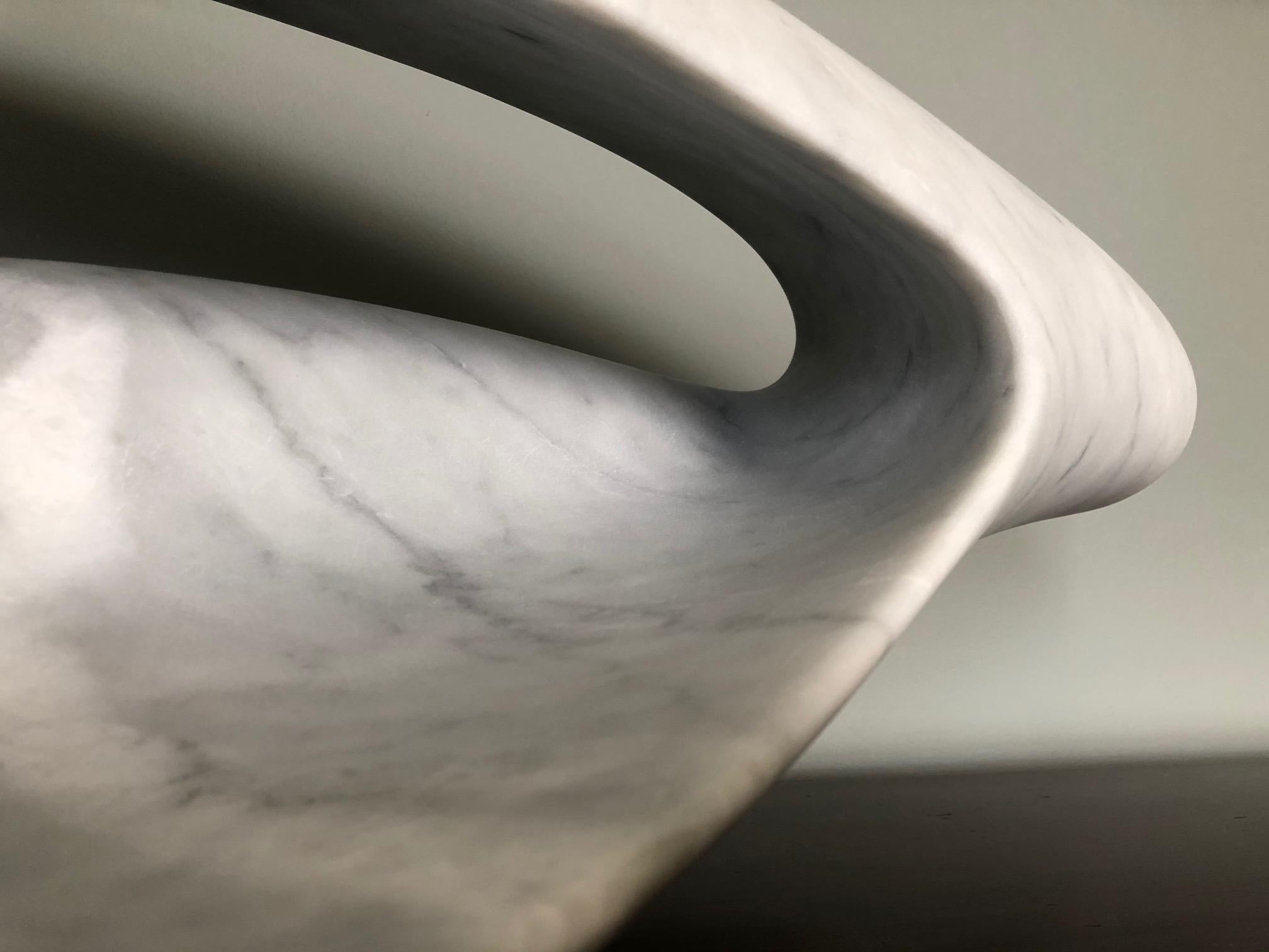 Wolke - Britischer Bildhauer, Abstrakt, Marmor, Italienischer Carrara, Philosophie, Maserung – Sculpture von Ian Thomson