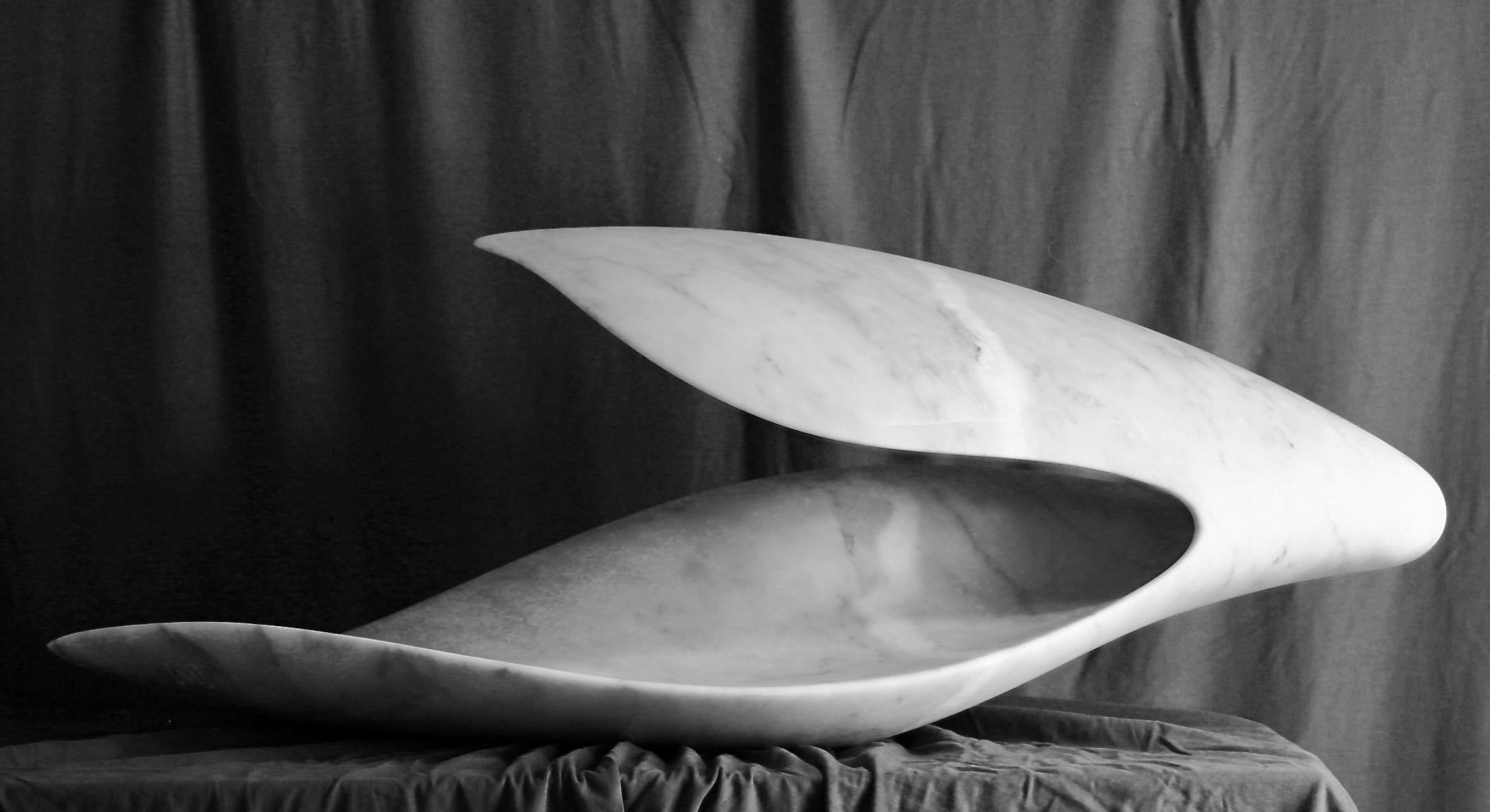 Cloud des britischen Bildhauers Ian Thomson wurde aus Colonnata-Marmor, Grigio Nuvolato, geschaffen. Thomsons Reisen haben ihn bei seiner Arbeit inspiriert. Er hat einen Abschluss in Architektur und Philosophie und beschreibt seine Einflüsse als