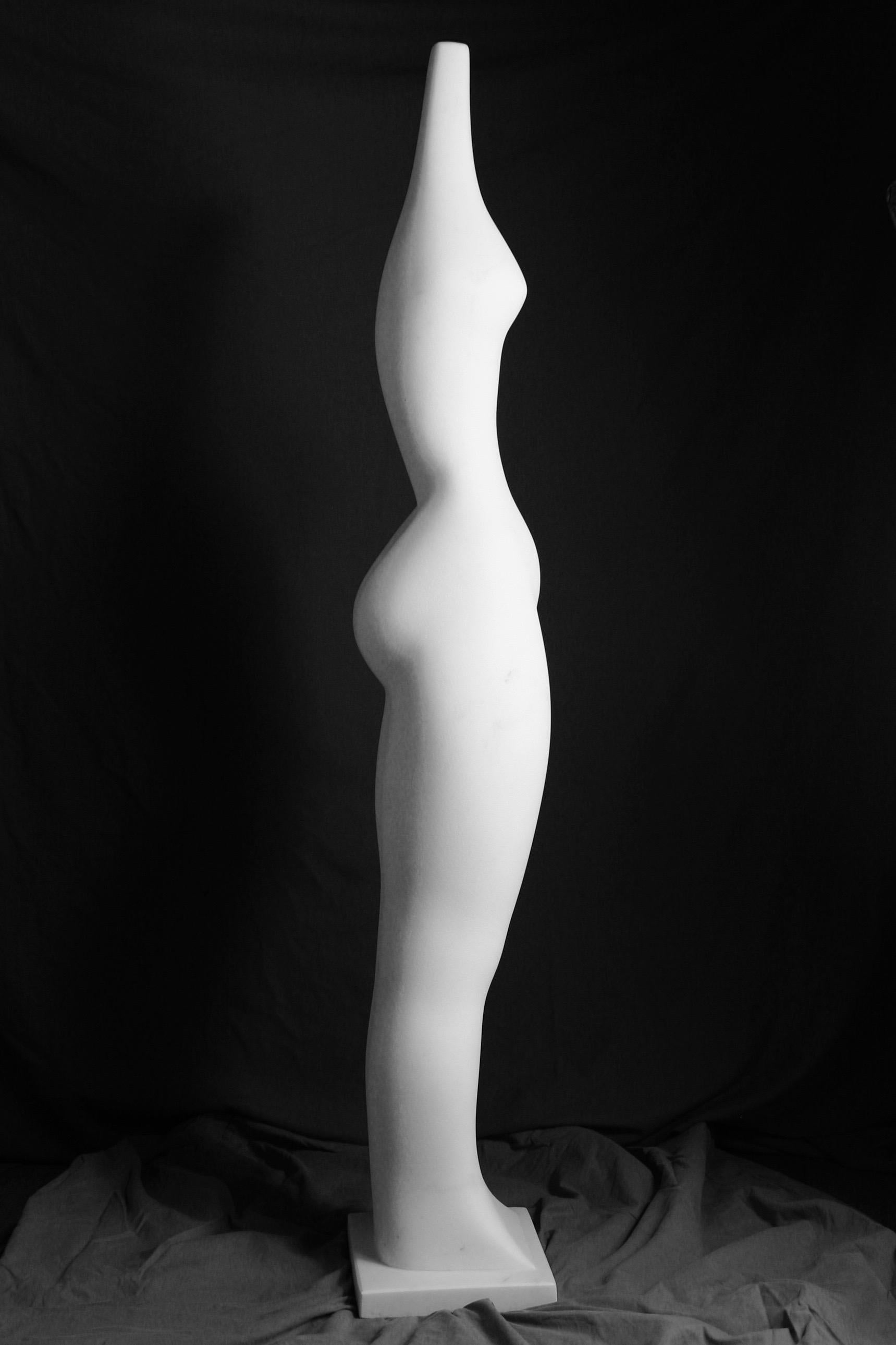 Terre - Sculpteur britannique, Abstrait, Marbre, Carrara italien, Philosophie, Figure - Noir Abstract Sculpture par Ian Thomson