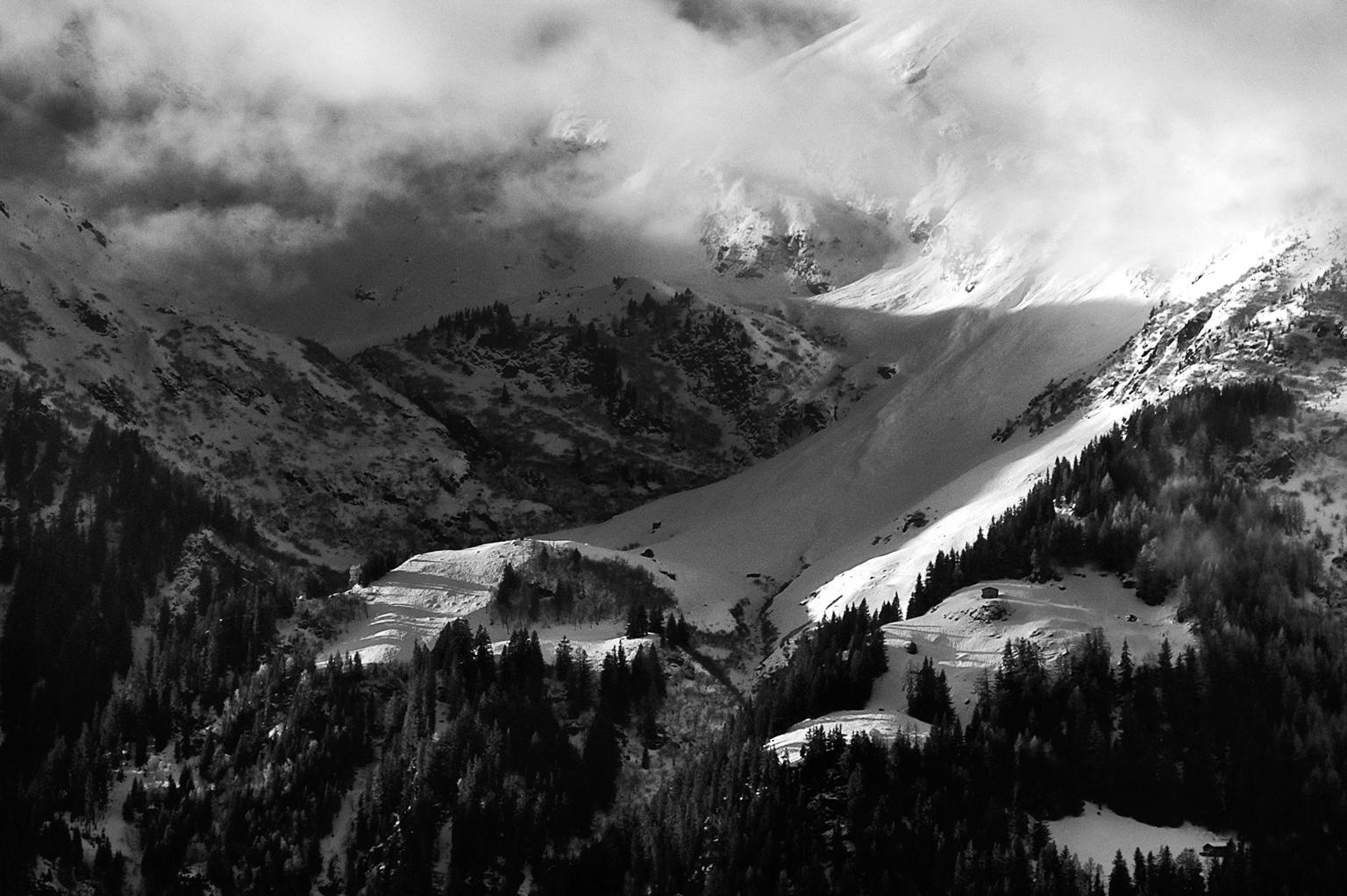 Berg Pourri (Schwarz), Black and White Photograph, von Ian Tudhope
