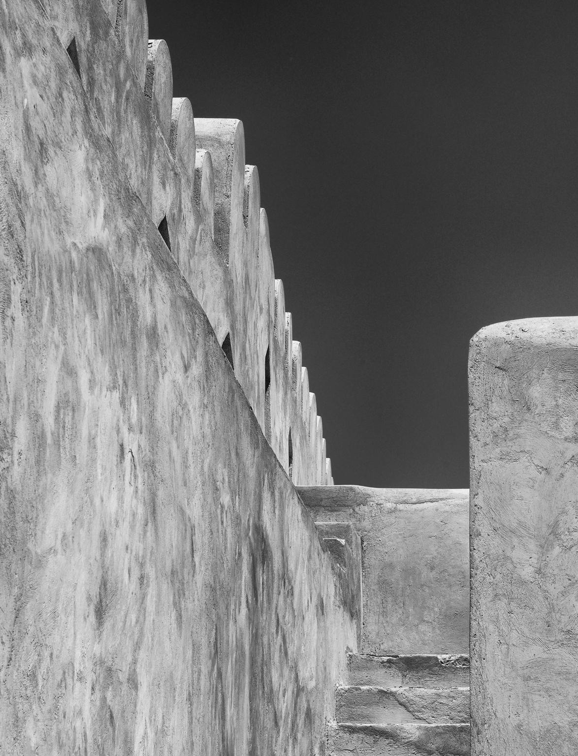 Fort de Nizwa - Gris Black and White Photograph par Ian Tudhope