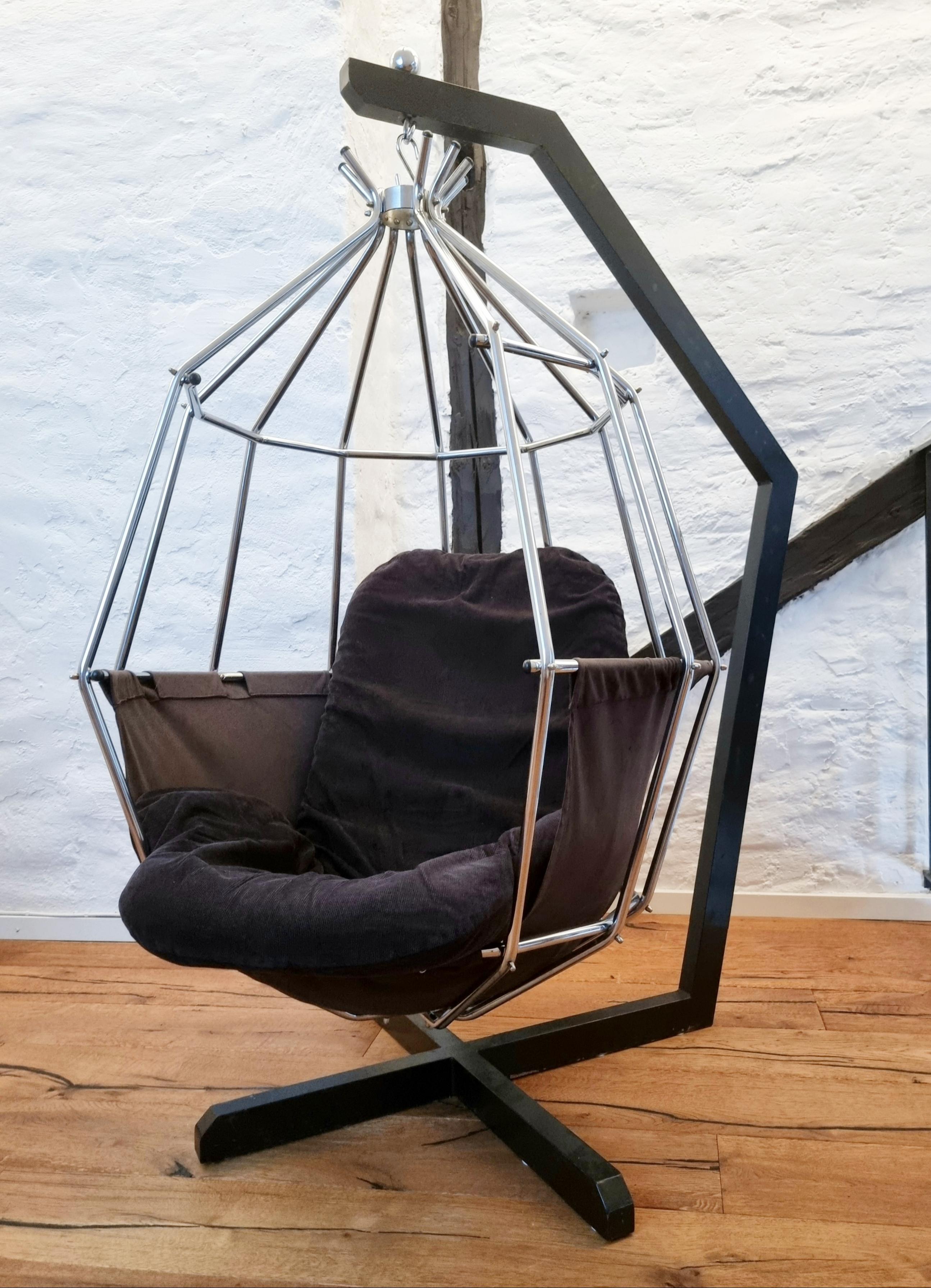 Der ikonische Stuhl Papegojan / The Parrot, entworfen von Ib & Anne Arberg für ABRA Möbler, Schweden 1970er Jahre. Aus originalem Kordstoff. 

In gutem Zustand. Wenige, kleinere Gebrauchsspuren. Stoff mit einer kleineren Verfärbung. Provenienz: Ein