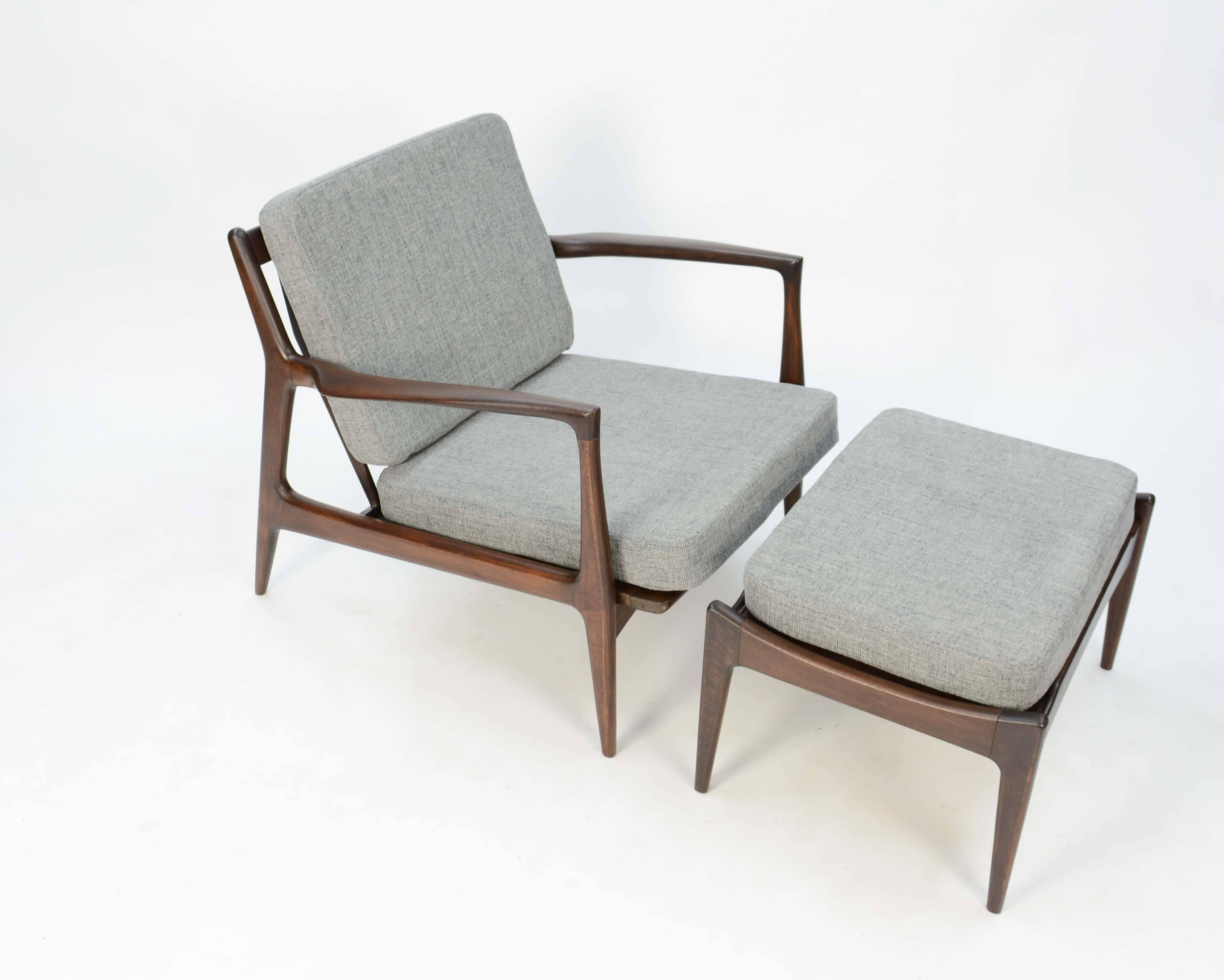 A wonderful set of club chair and ottoman for Sleig of Denmark. The flaired arms and diamond spindled back speak to the refinement of design by the Danish designer. A wonderful set that has been completely redo from the ground up. Seat height is 16