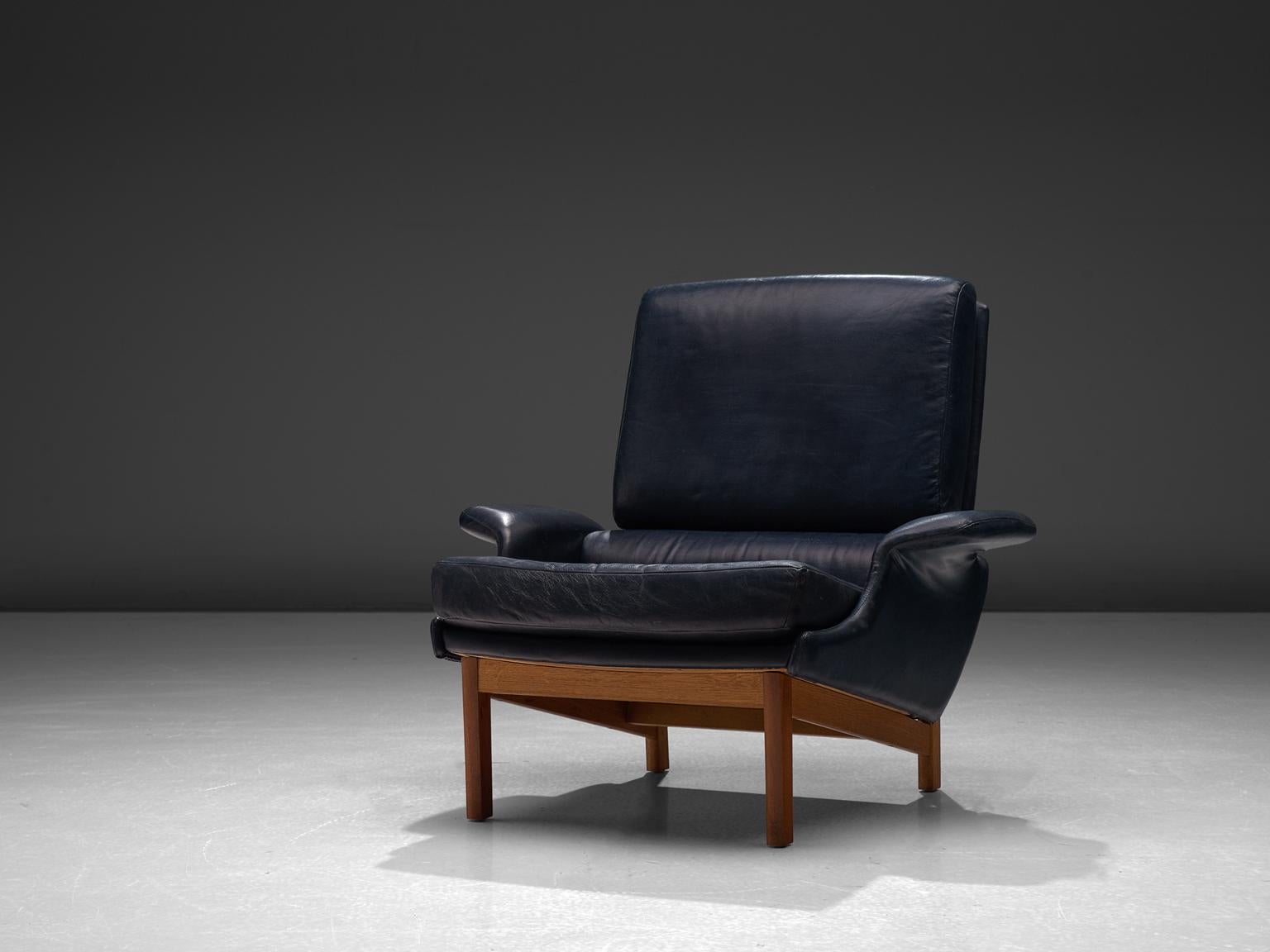 Adam lounge chair, in leather and teak, by Ib Kofod-Larsen for Mogens Kold Møbelfabrik, Denmark, 1958.

This extraordinary and very comfortable set of lounge chairs have a tight and clean body with the folded well known 'wing' armrests. The cushions